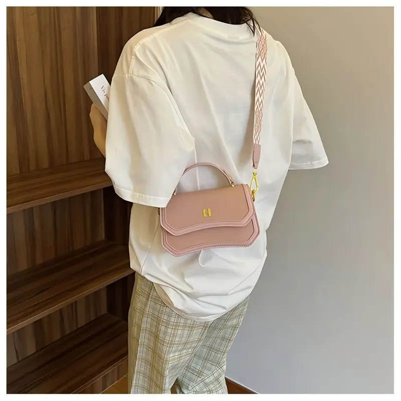 Mini bolsa crossbody de designer de luxo – 2025 nova bolsa feminina, bolsa de couro bege com detalhes chiques, bolsa de ombro elegante