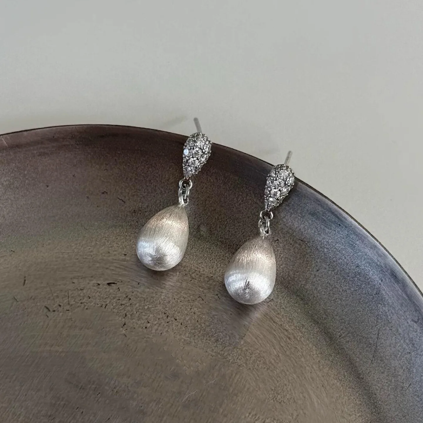 Creative design diamond inlay and wire drawing water droplet earrings for women vintage light luxury earring banquet jewelry