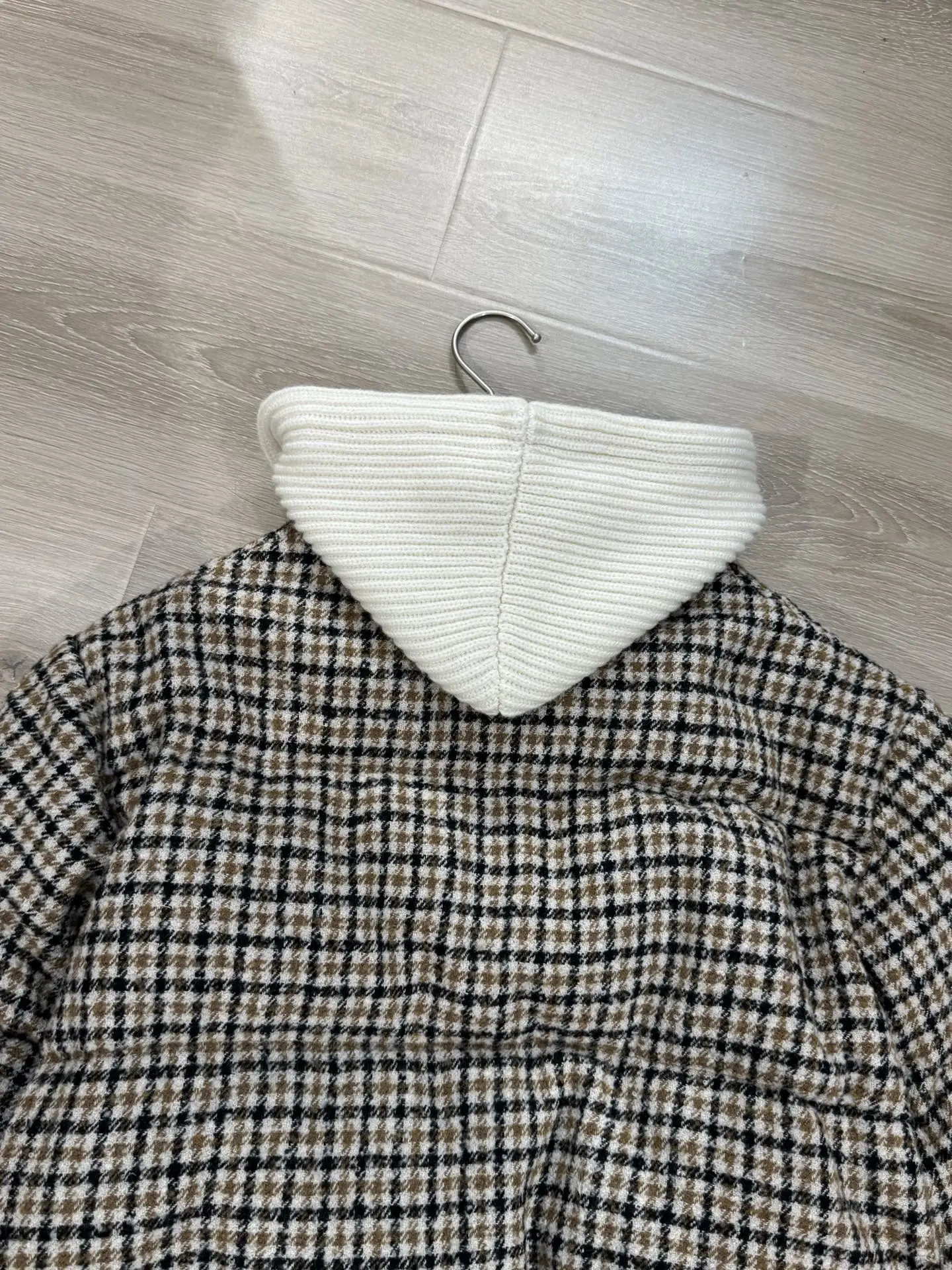 2025 الخريف والشتاء نمط جديد التباين اللون خياطة محبوك قبعة منقوشة أوزة أسفل سترة عصرية تنوعا سترة عادية