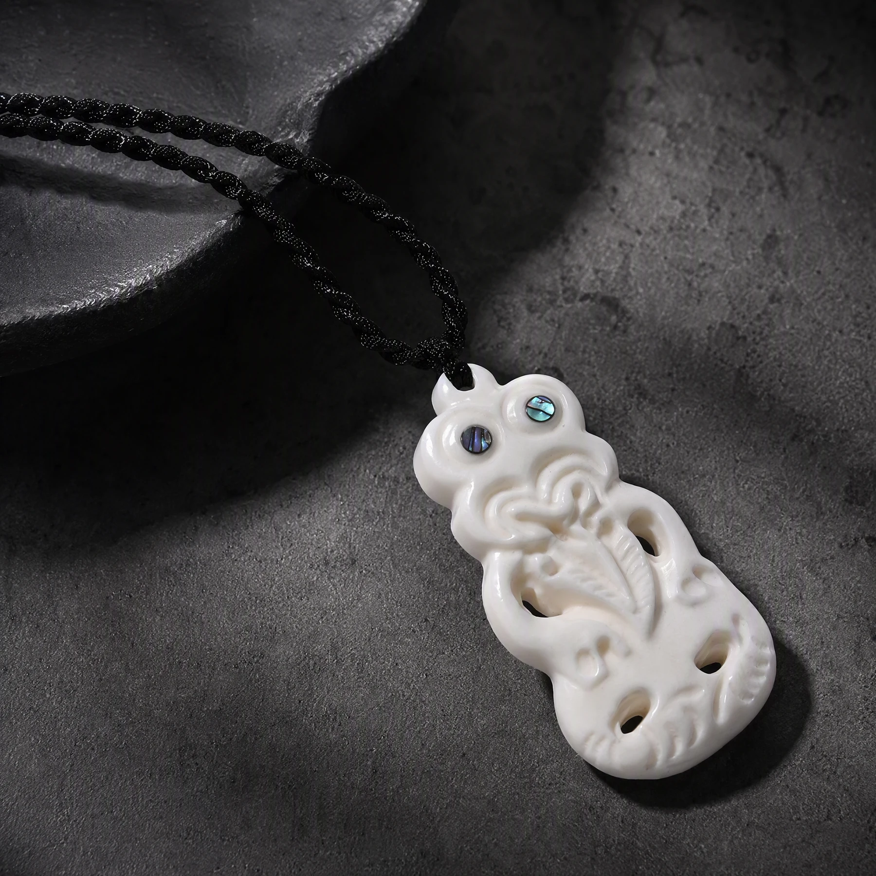 GX144 Neuseeländischer Maori Handgefertigter Yak-Knochen-TIKI-Anhänger, Totem-Amulett der primitiven Stämme, Rinderknochen mit Abalone-Muschel eingelegt – Detail 9