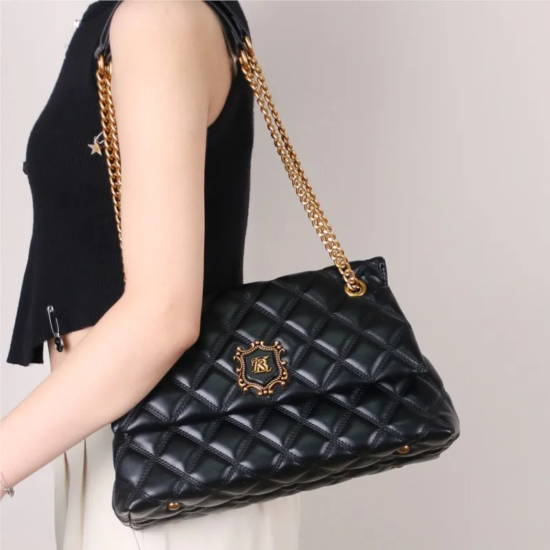 

2026 fashion new light luxury women's bag versatile temperament diamond grid shoulder bag high-end feeling chain large capacity