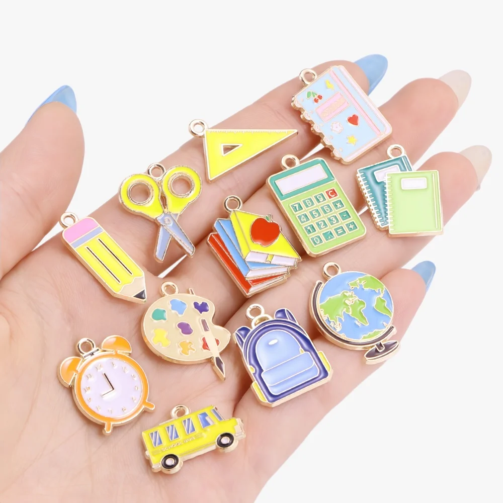 10 Stück Niedliche Emaille-Anhänger in Form von Büchern, Bleistiften, Linealen, Rucksäcken und Bussen für DIY-Schmuckherstellung, Schulbedarf, Ohrringe, Schlüsselanhänger und Schmuckgeschenke – Detail 1