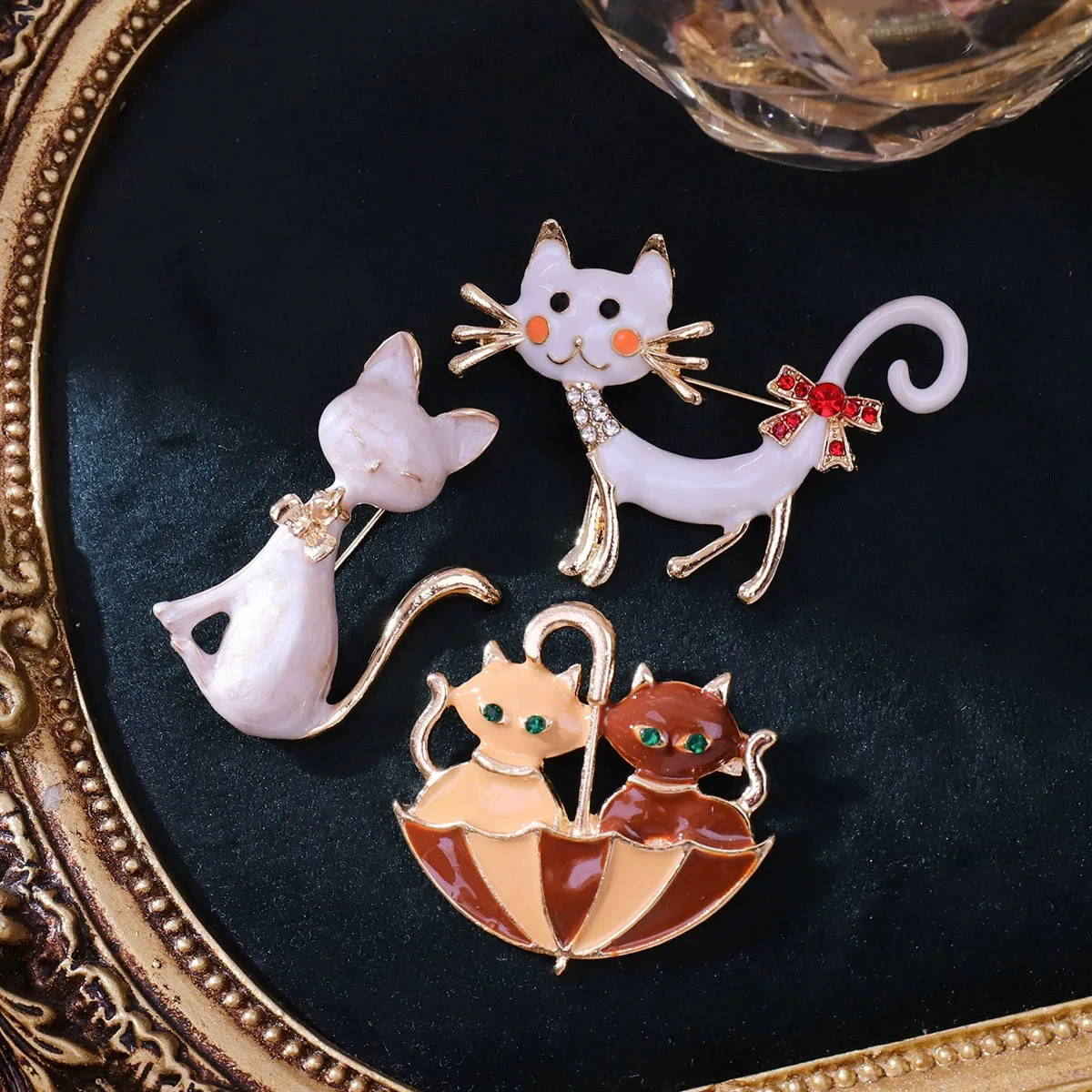 Creative Fashion Cute Cat Crystal Brooches Pins For WOmen Enamel Animal Badges Sweet Clothing Coat Jewelry Pin