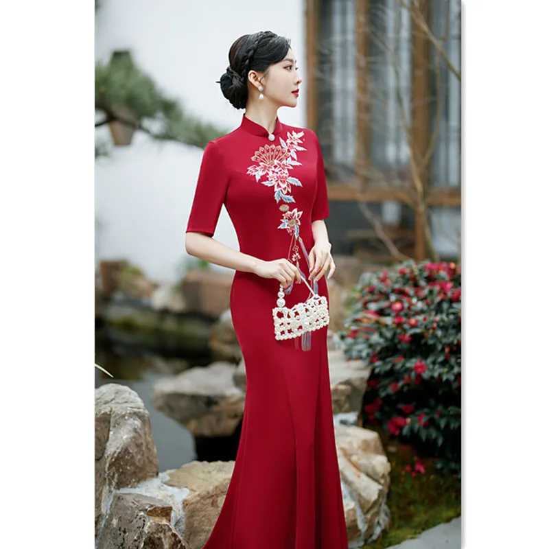 

2022 Fomal Long Red Mermaid Fishtail Cheongsam Chinese New Years Fashion Improved Ladies Wedding Evening Toast Dress Tang Suit