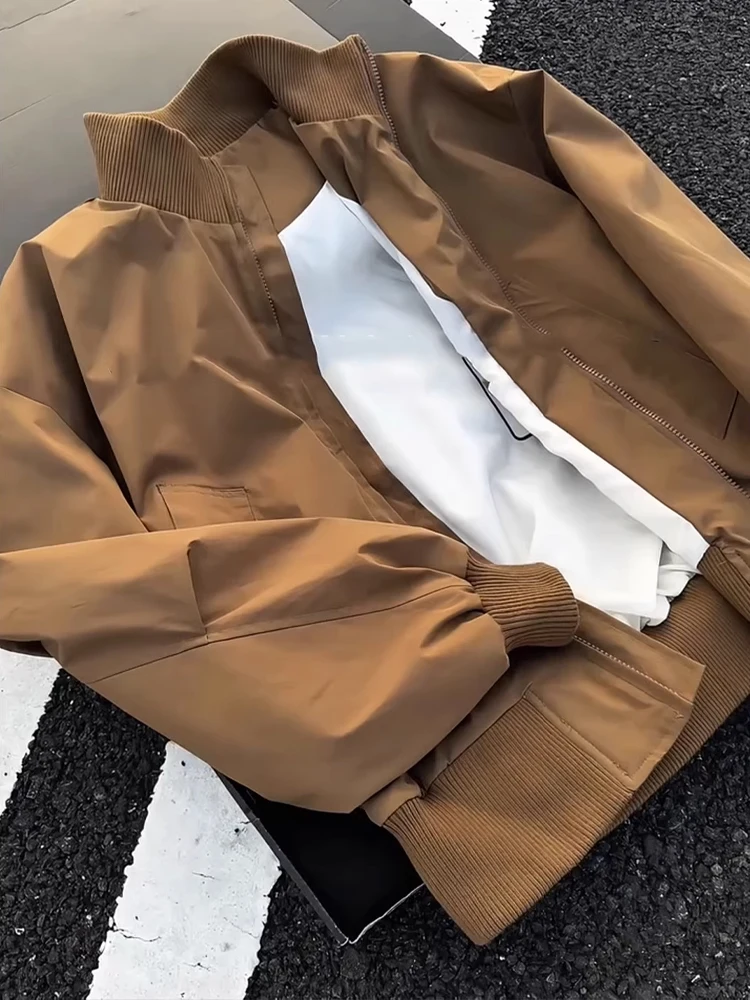 เสื้อแจ็คเก็ตนักบินคอตั้งสีน้ำตาลสำหรับผู้ชาย สไตล์อเมริกัน แนวลำลอง ทรงหลวม ใส่สบาย เหมาะสำหรับฤดูใบไม้ร่วง คุณภาพสูง