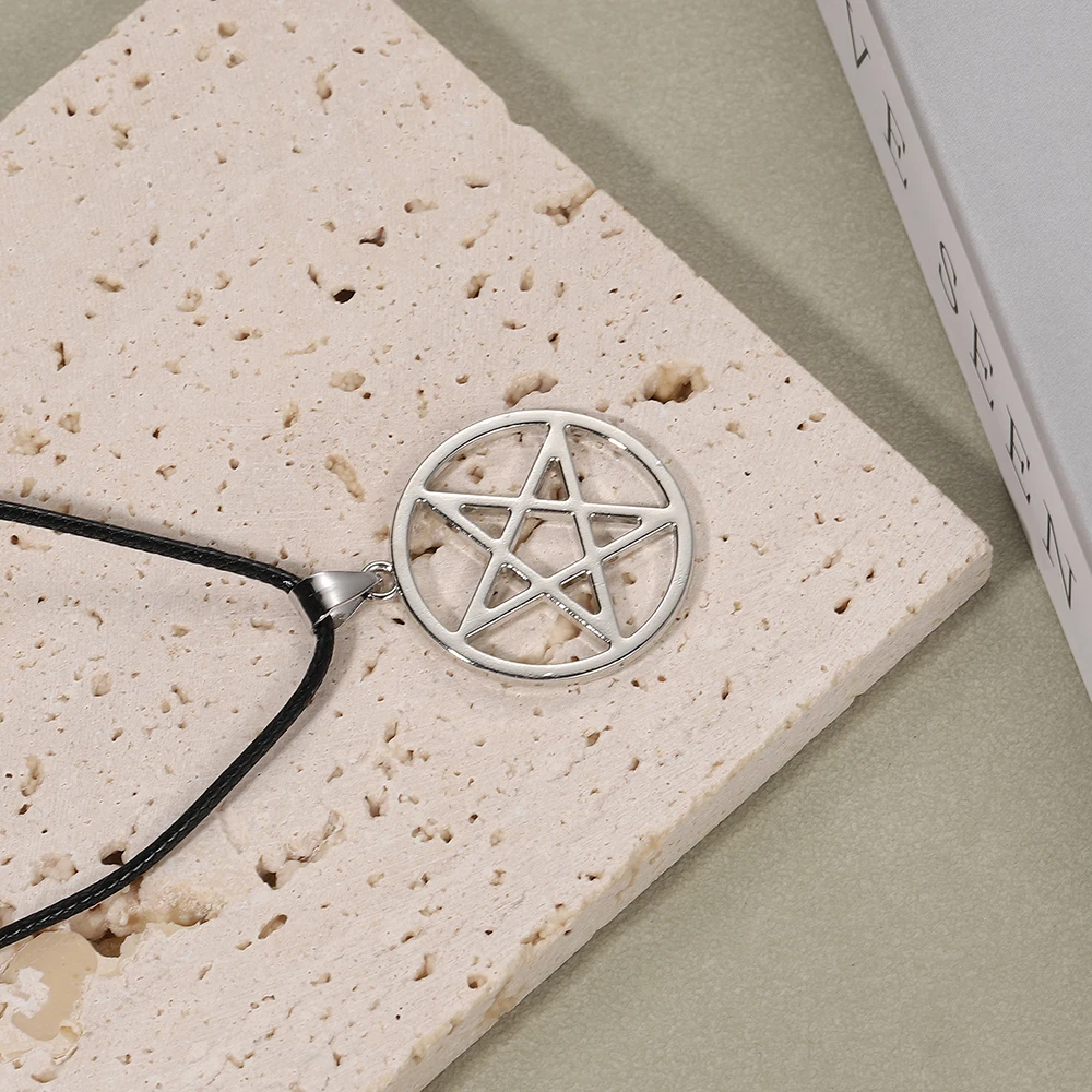 Halskette mit Hohlpentagramm-Anhänger im Gothic-Stil, mit schwarzem Wachsschnurband, verstellbar, für Herren und Damen, geometrisches Accessoire für den täglichen Gebrauch. – Detail 5