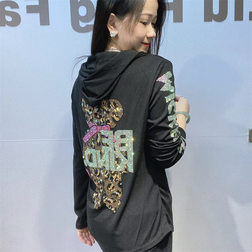 

Футболка с капюшоном и стразами для женщин, новинка весны и осени, с изображением большого медведя на спине, с длинными рукавами, облегающая, тонкая.