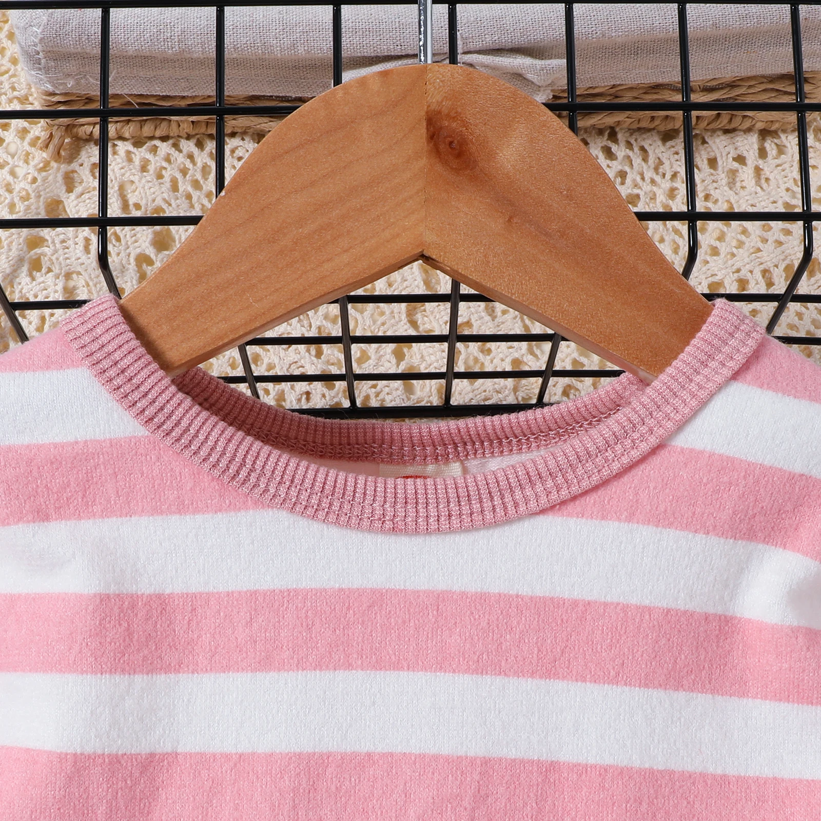 Popular Baby Girl Spring and Autumn Outfit: Pink and White Striped Long-Sleeve Top + Pink Overalls with Cat Embroidery, Soft and Eye-Catching, Skin-Friendly Fabric That Is Comfortable and Not Tight, a Popular Choice for Moms as a Cute Outfit for Baby Outings