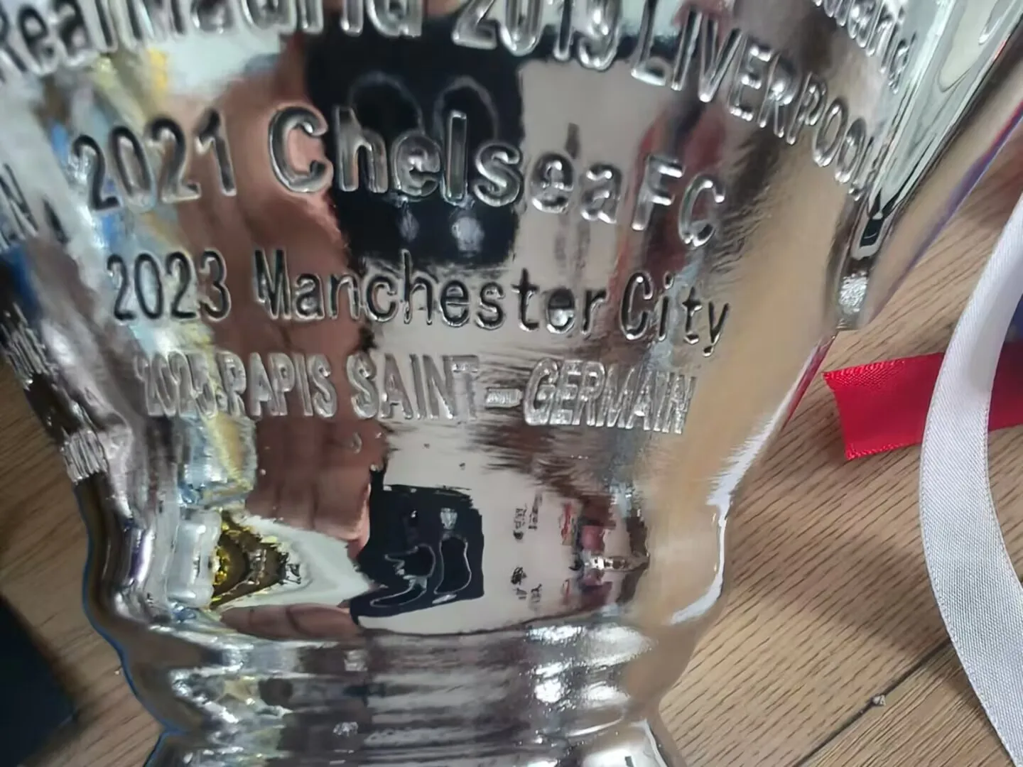 أحدث كأس أبطال باريس لعام 2025، كأس الدوري الرياضي لكرة القدم، كأس البطولة من الراتنج، فضي للفائز في ألمانيا