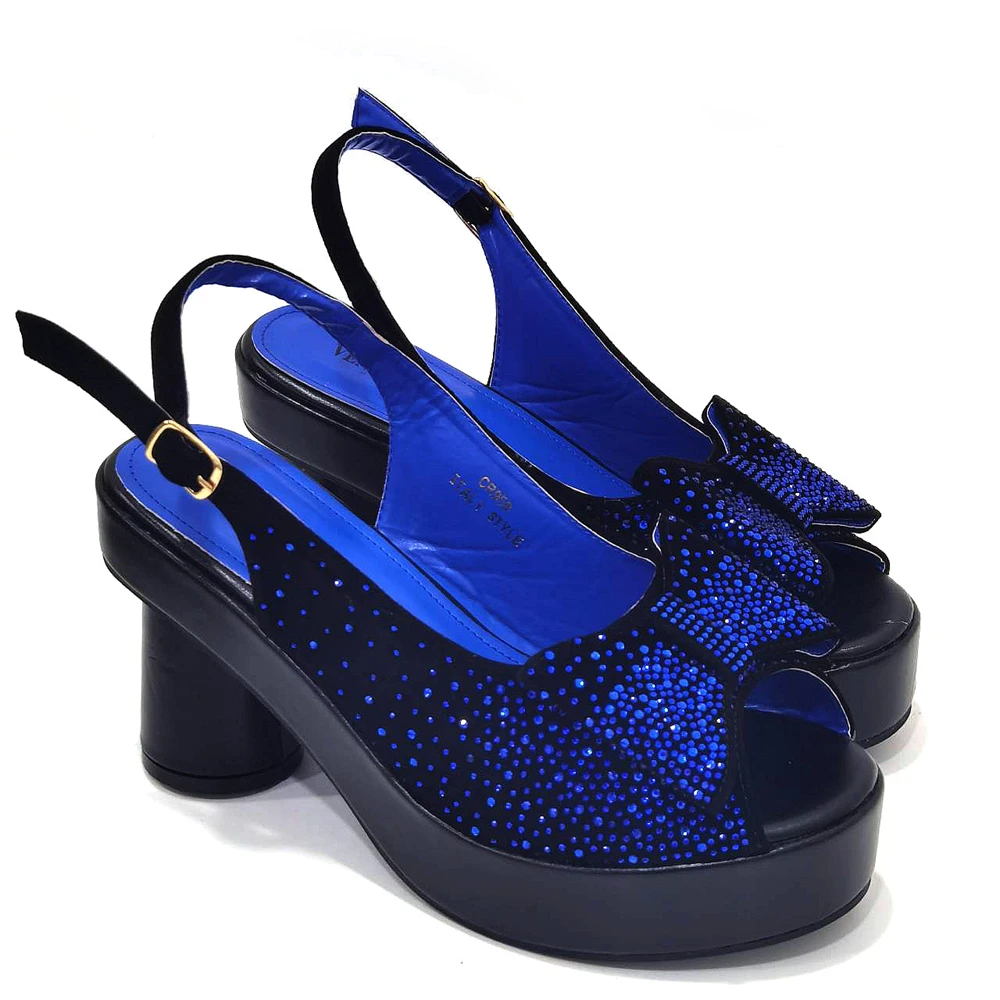 صنادل زرقاء اللون ممتازة للنساء 2024 أحذية زفاف فاخرة بكعب عالٍ تصميم حجر الراين مجموعة أحذية وحقائب للحفلات