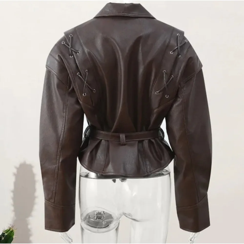 เสื้อแจ็คเก็ตหนังผู้หญิงทรงบอมเบอร์แบบสั้น แต่งเชือกผูก แต่งเข็มขัด ไหล่เสริมบุนวม สไตล์มอเตอร์ไซค์ ชิคๆ สำหรับใส่เที่ยว