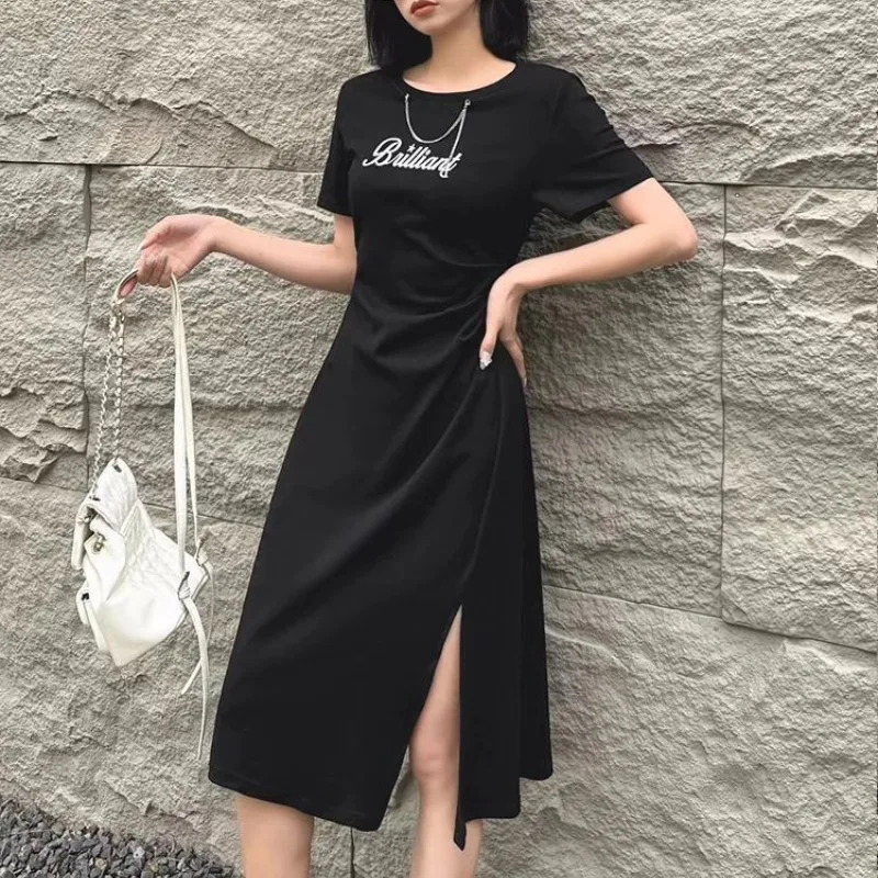 

2024 Summer New Women Trendy Casual Waist Retraction Letter Chains Split Asymmetric Folds Round Neck Short Sleeve Dresses