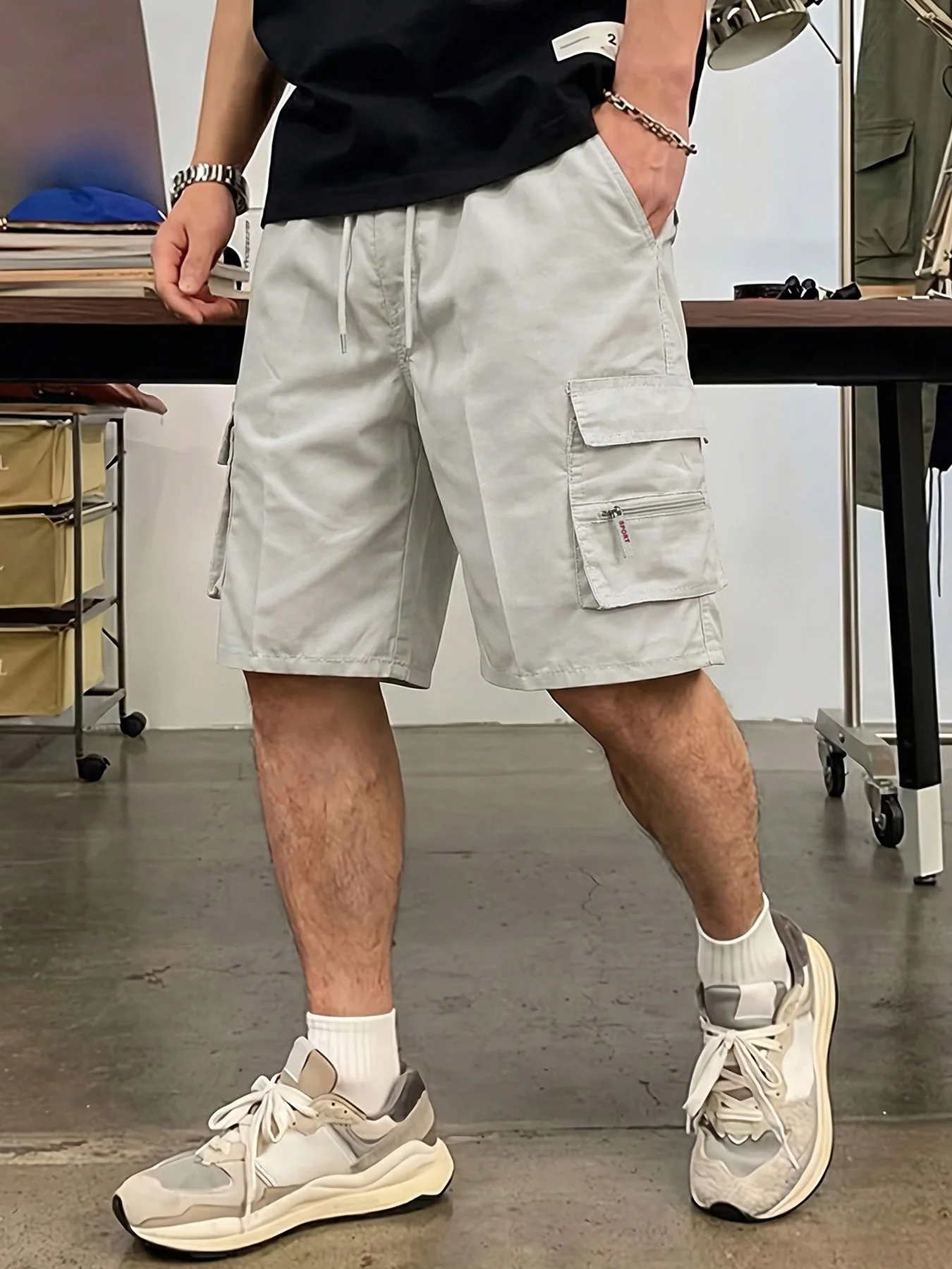 Gerade geschnittene Cargo-Shorts für Herren, leicht, atmungsaktiv, einfarbig, Kordelzug an der Taille mit Reißverschlusstaschen, lässige Sommer-Shorts – Detail 2