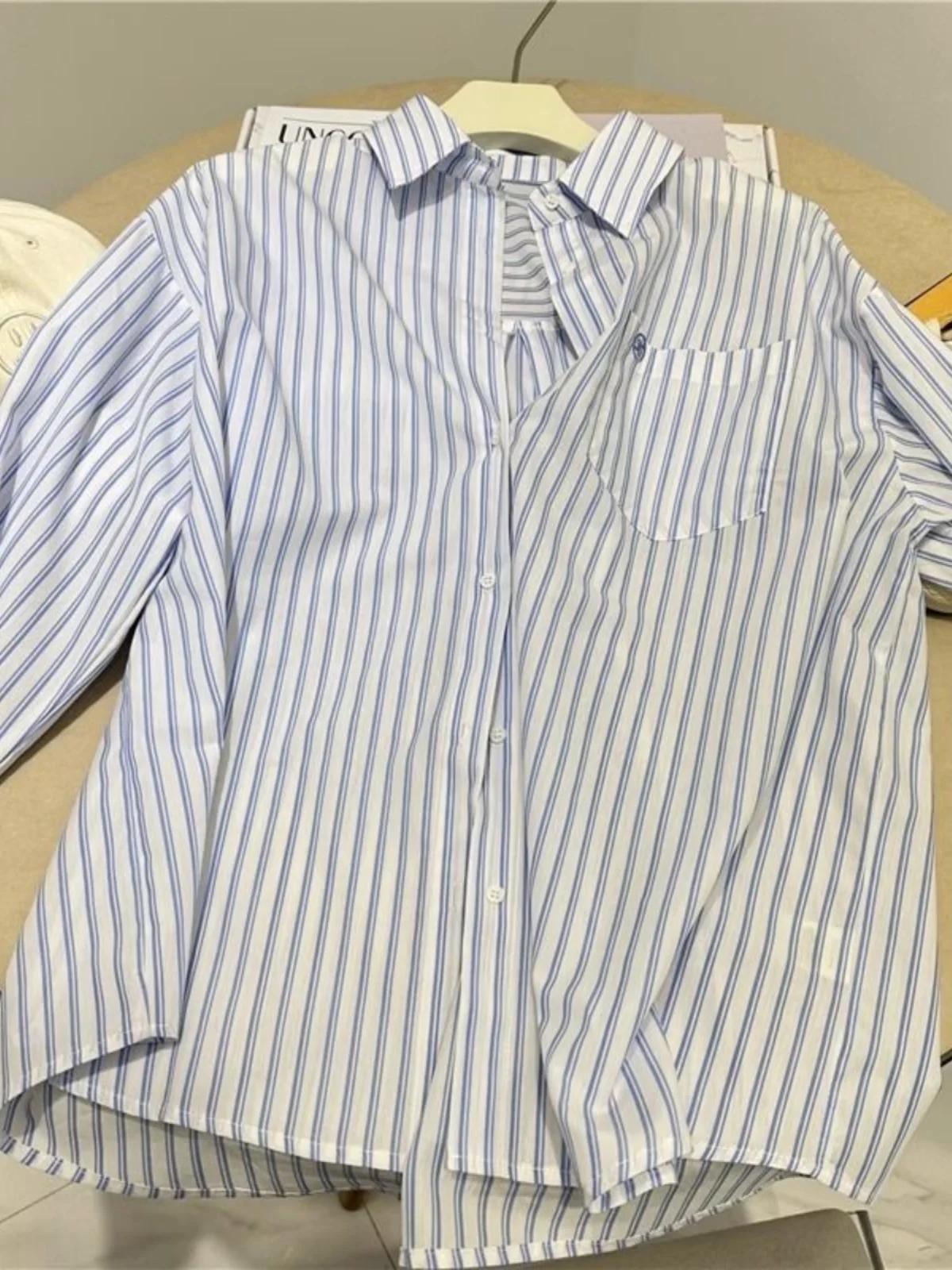 

Очень большой размер, 300 пу, сине-белая полосатая вышивка, свободная тонкая длинная рубашка, молодежный стиль, осенняя одежда для мужчин и женщин