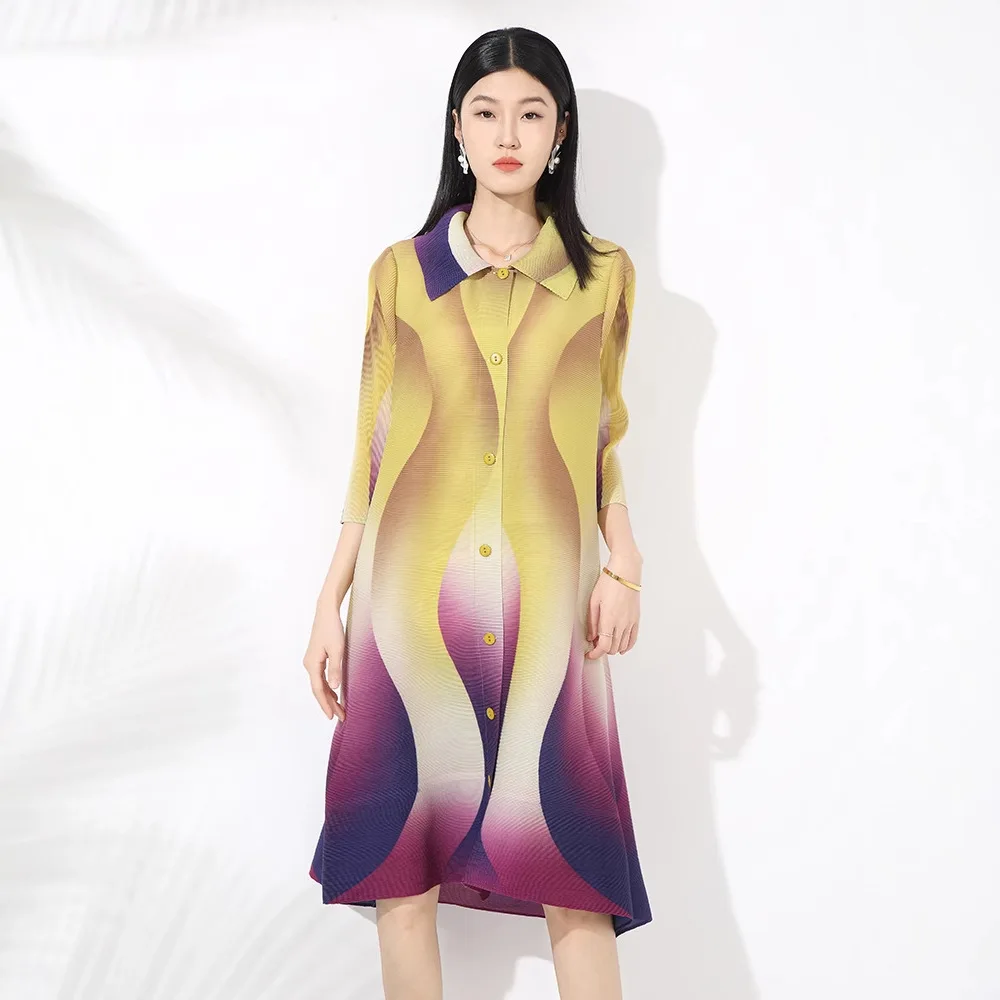 Faltiges Frühlingskleid Miyake, lockerer Farbverlauf, bedruckt, Flip-Kragen, Schnalle, sieben Zoll Ärmel, elastisch, mittellanger, schüttelnder Rock