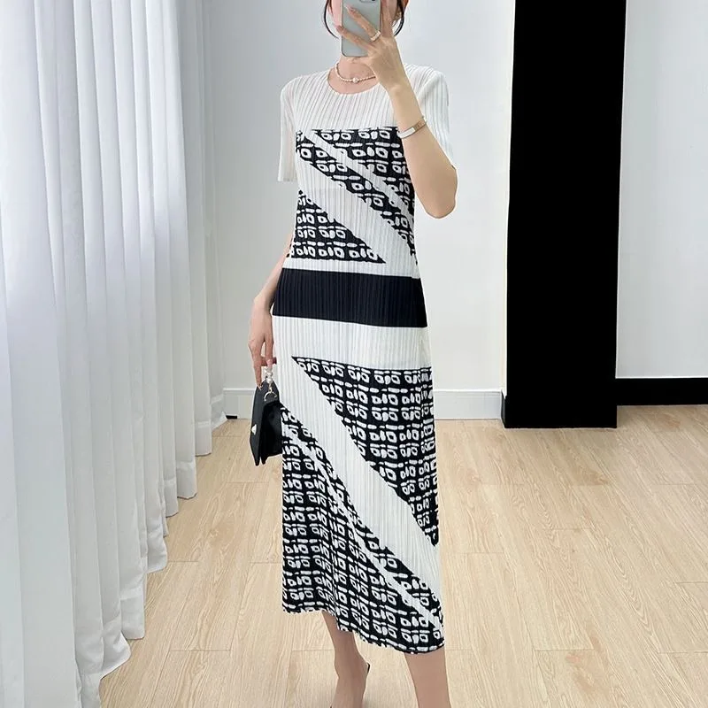 

Casual Dress Female 2023 Summer O Neck Dress Women Design Sense Small Retro Print Pleated Temperament Mid length Dress Female