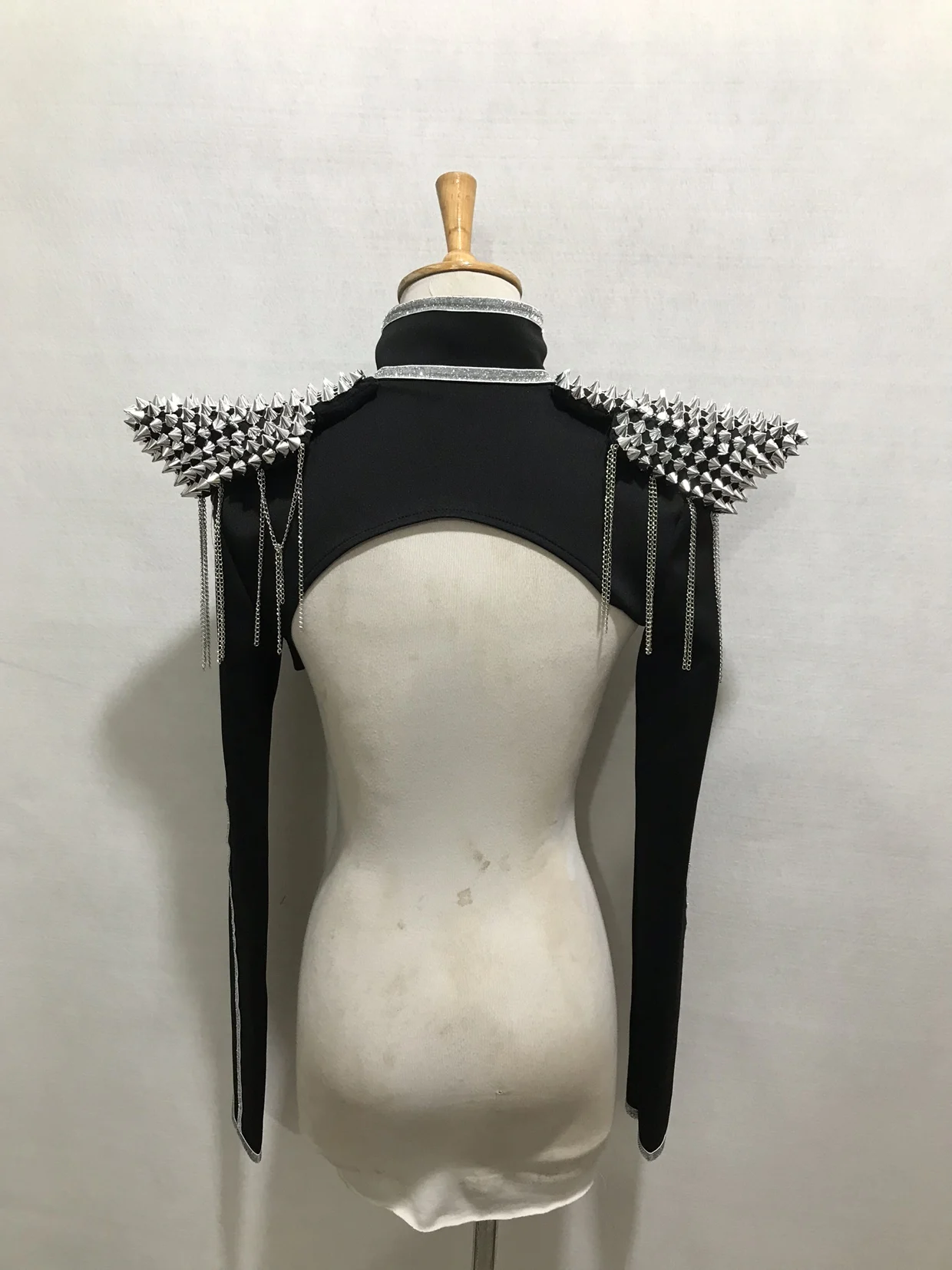 IOOTIANY Rote, mit Nieten verzierte, gepolsterte Schulterjacke für Damen, Jazz-Sängerin, Nieten-Schulterweste, Bühnen-Accessoire, Tanzkostüm. – Detail 8