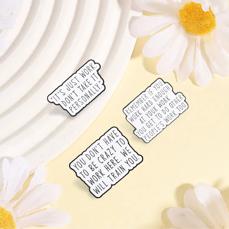 Satirische Zitate für den Arbeitsplatz: „Du musst nicht verrückt sein, um hier zu arbeiten“ – Emaille-Pin, Brosche, Taschen- und Reversnadel, Schmuck – Detail 4