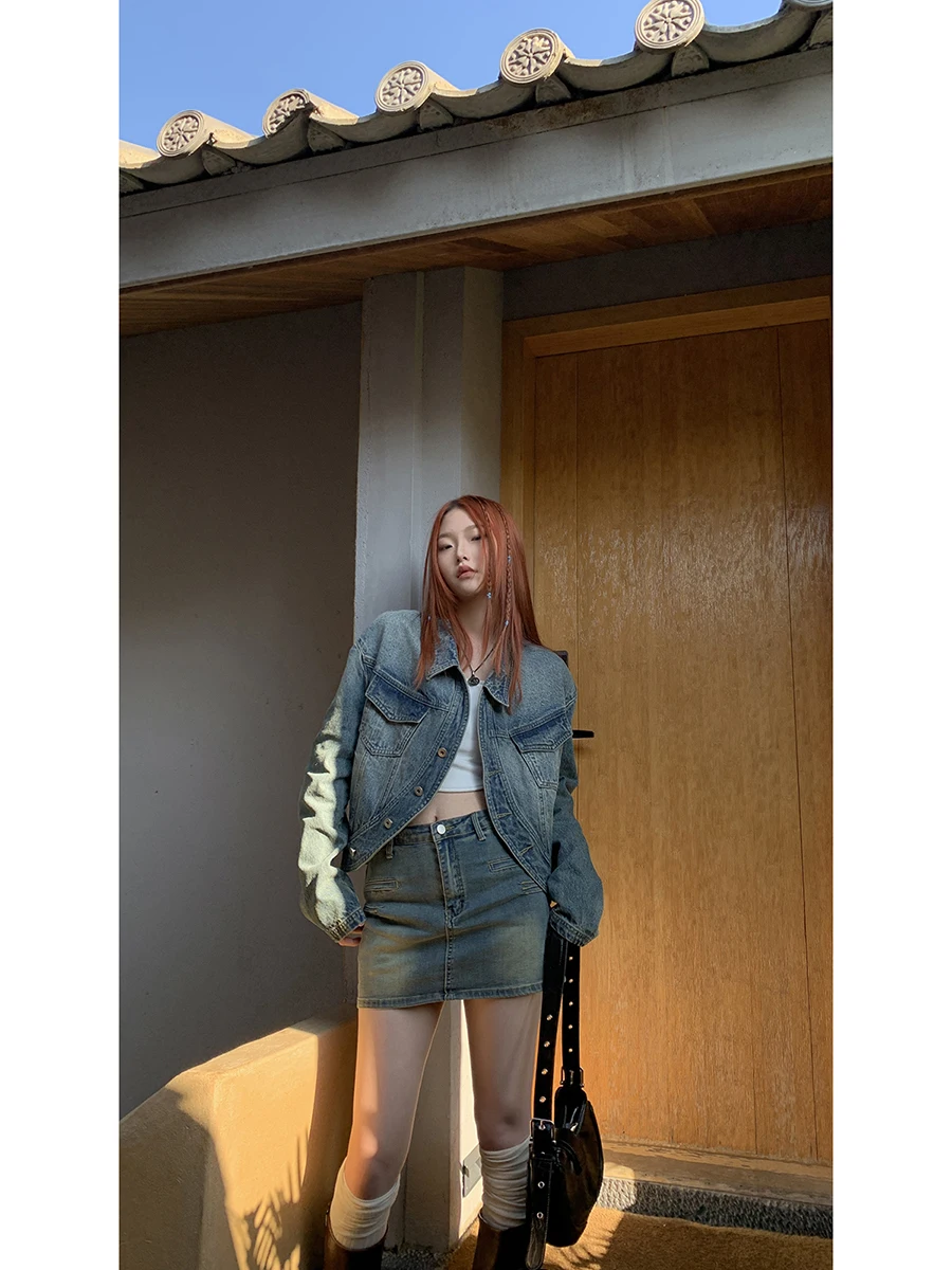 Jaqueta Jeans Vermelha Estilosa para Mulheres, Nova Moda Vintage de Outono 2025, Bonita e Quente, Mistura de Aodão e Poliéster