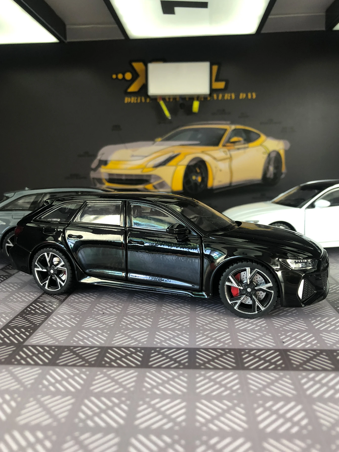 Une voiture de sport Wagon 1:32, modèle de voiture jouet en alliage moulé sous pression avec portes ouvrantes, une voiture cadeau pour enfants