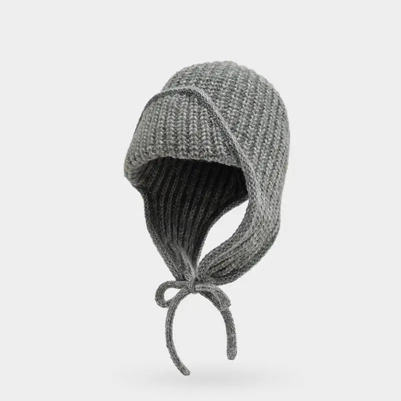Warme, gemütliche Strickmütze mit Ohrenklappen und süßem Kirsch-Dekor, perfekt für den Winter im Freien, für Frauen, Teenager und Mädchen. – Detail 4