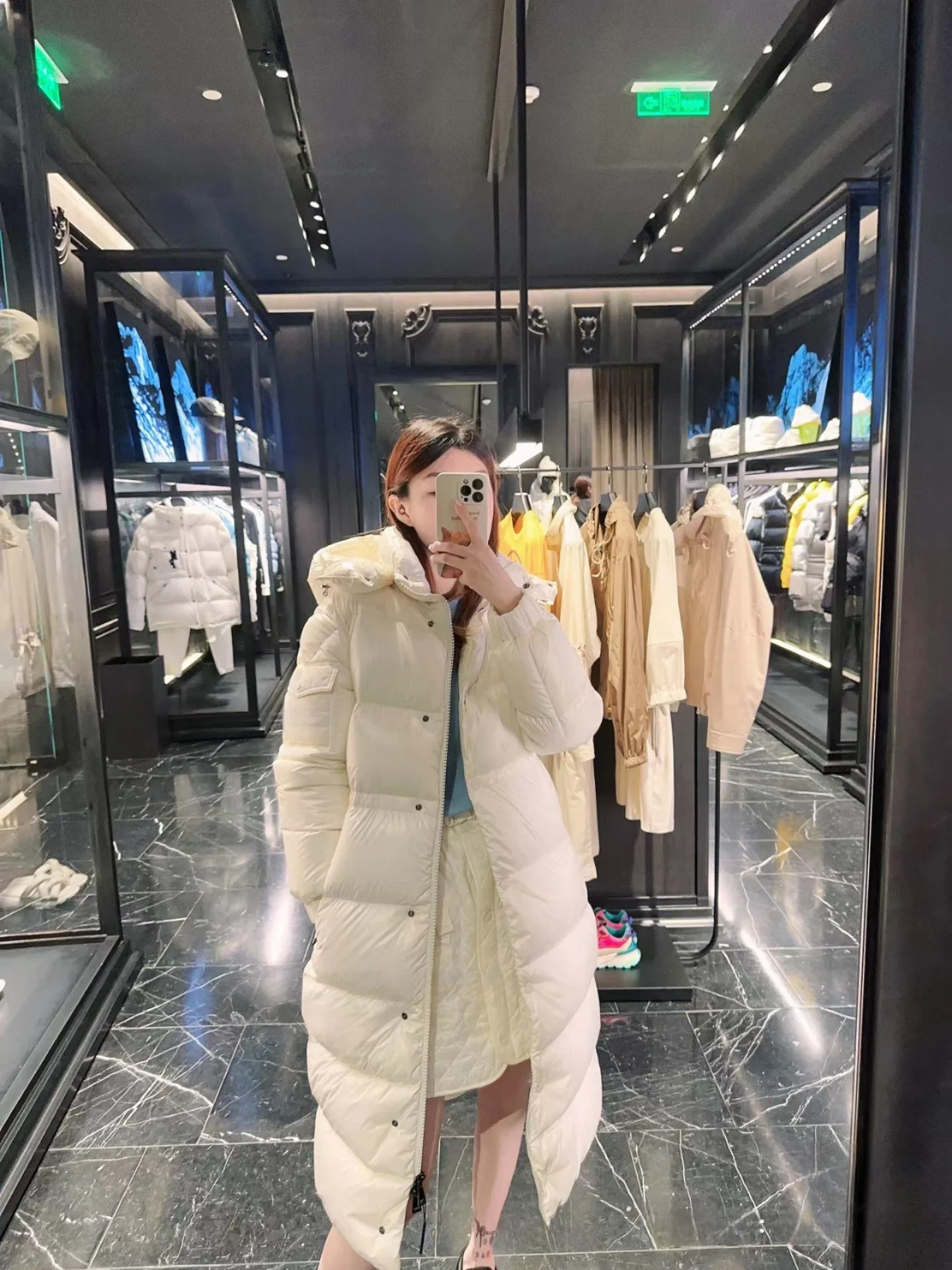 

Классическая женская стеганая куртка свободного кроя с отстегивающимся капюшоном, длинная, прямая, с завышенной талией, на белом гусином пуху