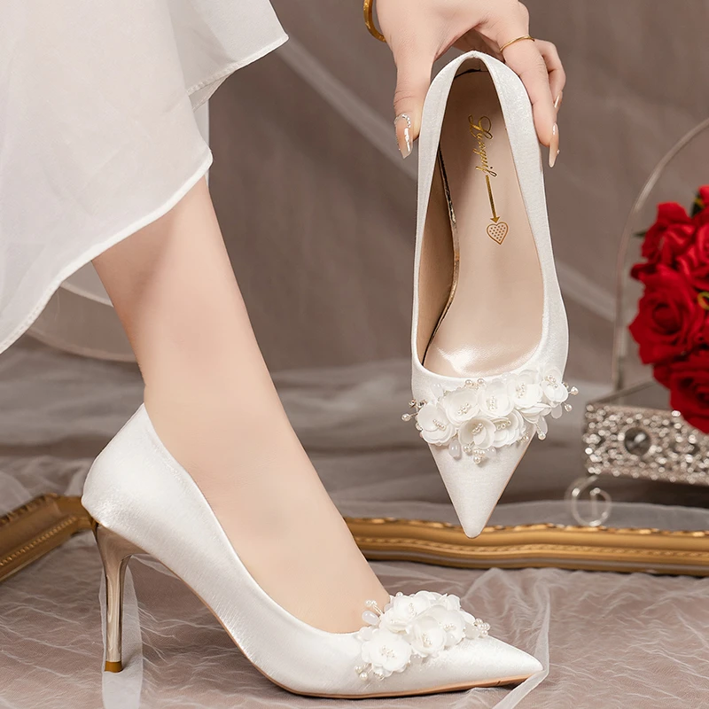 Zapatos de seda de talla para mujer, calzado de tacón grueso, Punta puntiaguda, perlas, tacones altos, boda, novia, dama de honor, blanco