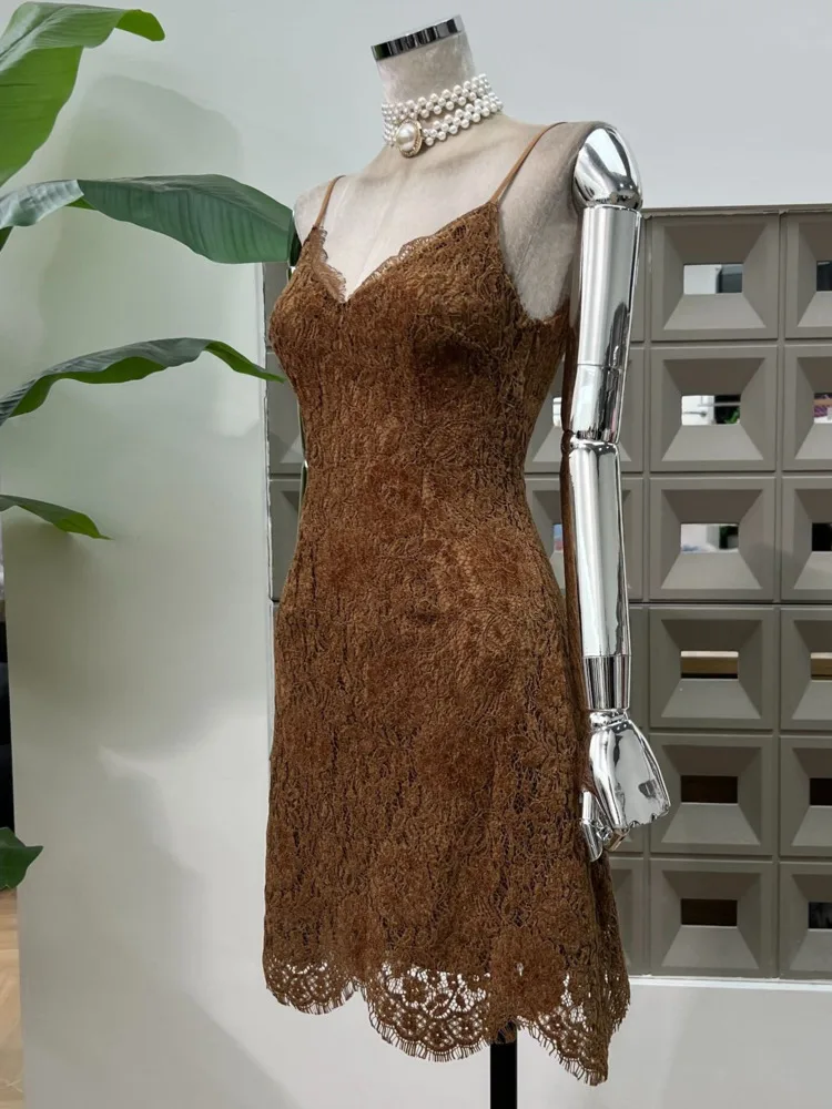 DFDG 2025 Primavera Estate Donna Lace Cut-Out Vintage Patchwork Abito con cinturino per spaghetti Abito firmato sexy sottile che definisce la vita