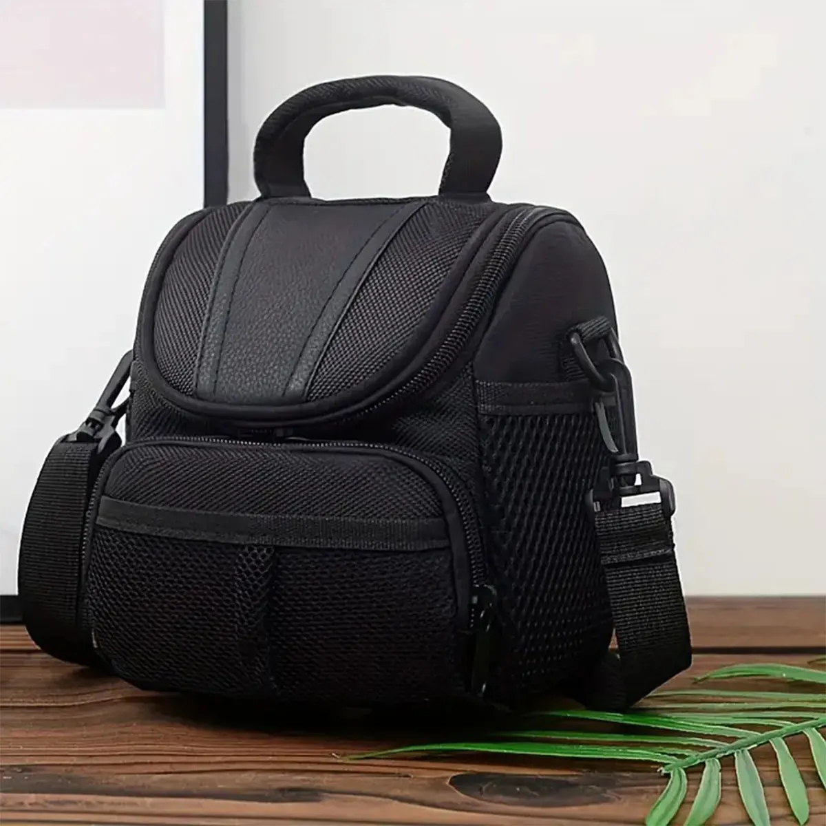 Nikon D40 SLR Camera Bag: Light, portable, for single - or cross - body carry, stores micro SLRs.-liu