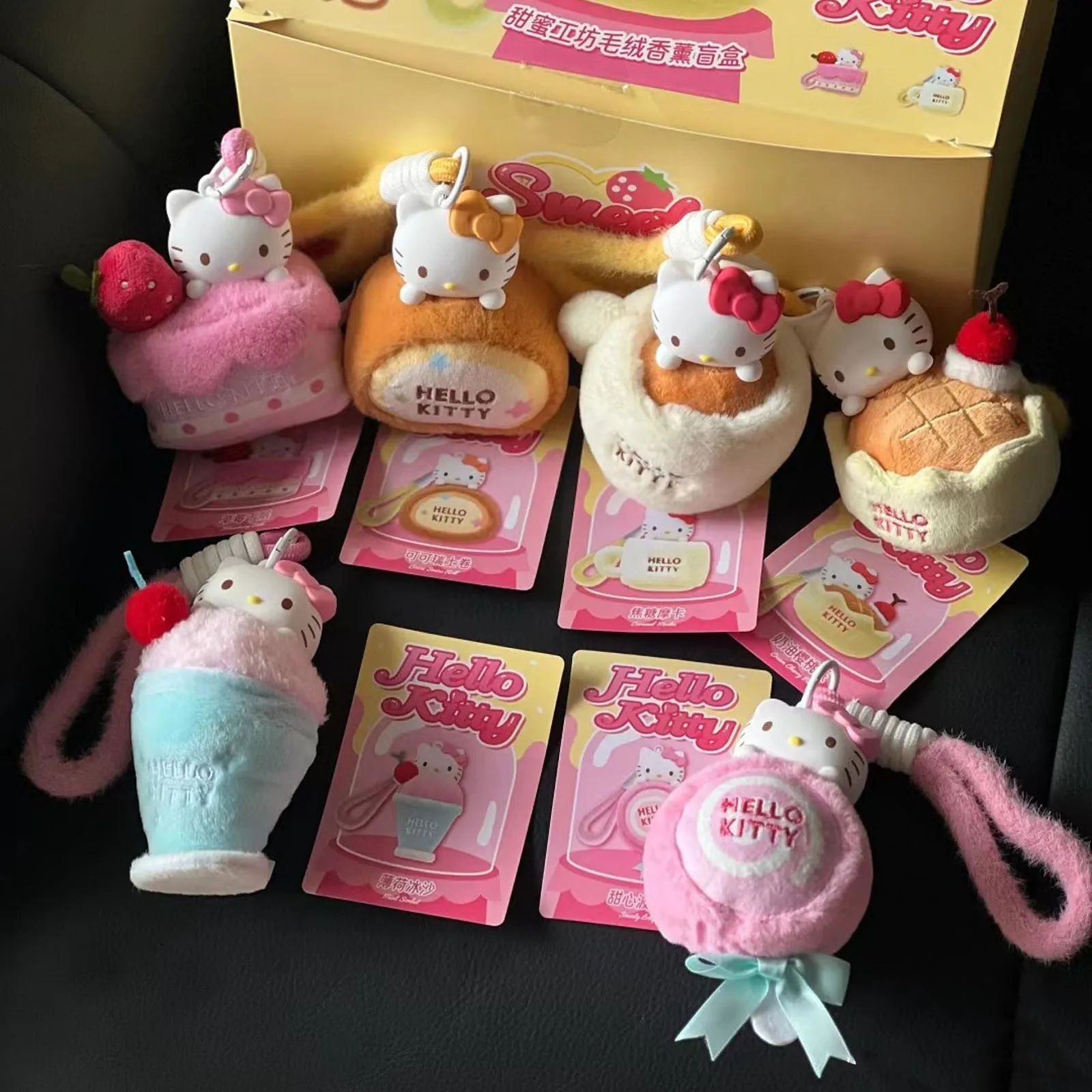

Мультяшная серия Hello Kitty Sweet Workshop: виниловая плюшевая кукла, ароматизированный брелок-сюрприз, коллекционные трендовые настольные украшения, подарки