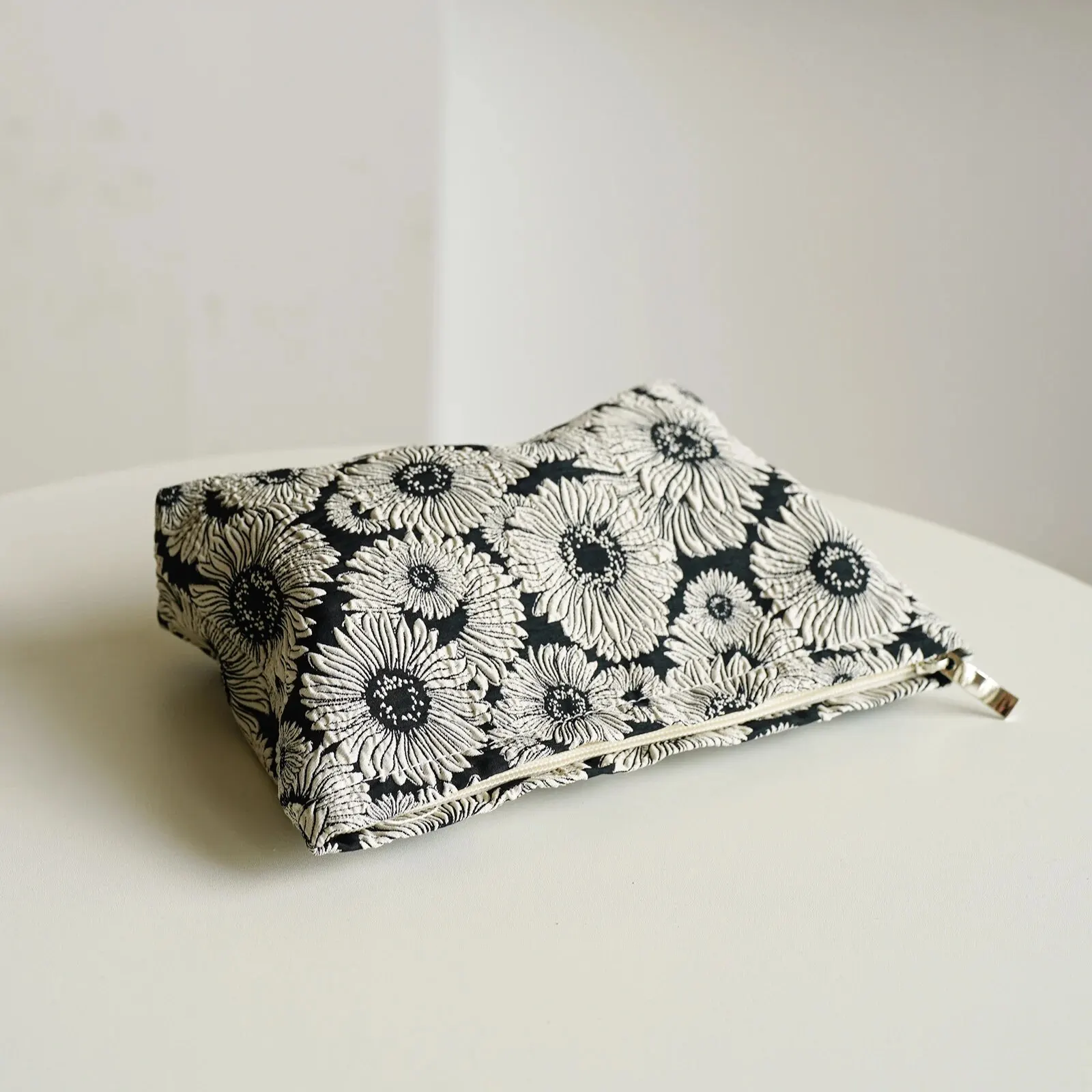 Women's Storage Bag Portable Black and White Daisy Makeup Bag Large-capacity Toiletry Bag High-quality Sense Commuting Pouch