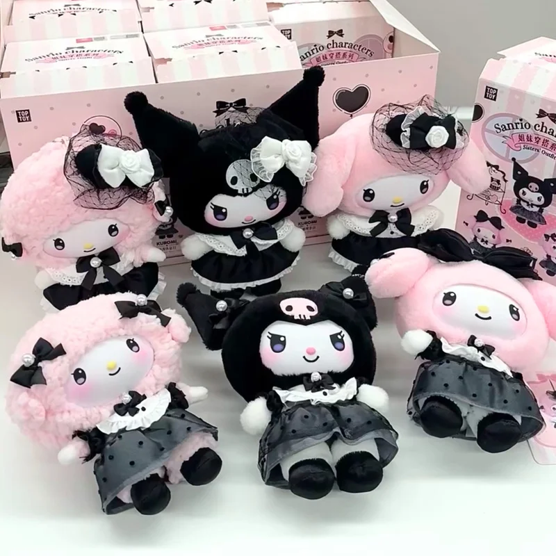 

Toptoy Sanrio Family Sisters Group Dressing Series Blind Box Plush Vinyl Dolls Kuromi Cute Bag Pendant Surprise Box Girls Gifts