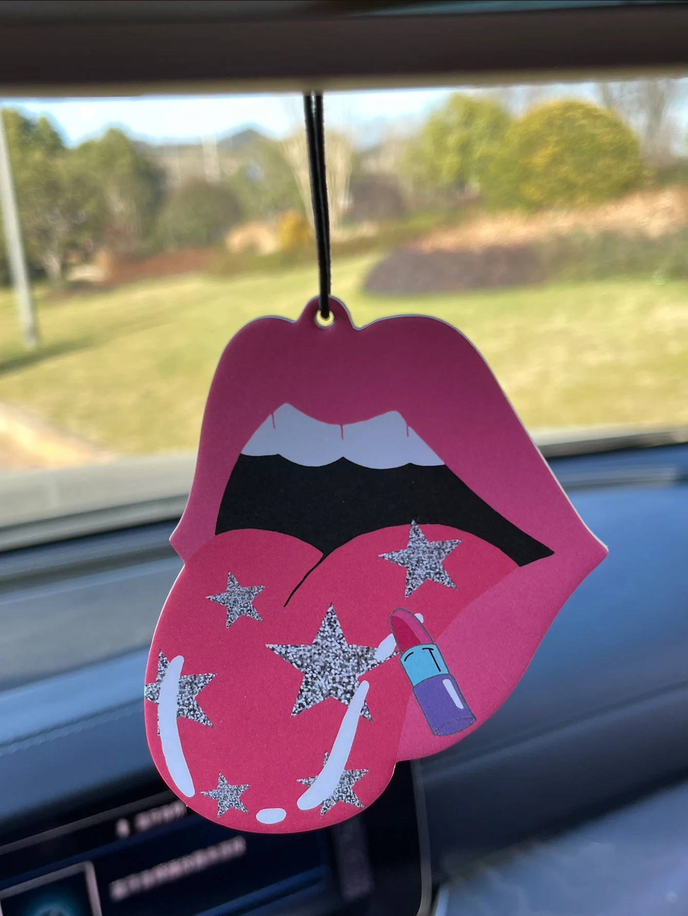 Tentación de labios rojos sexy, belleza que se pega la lengua, aroma de perfume de salón Ambientador de aire no tóxico para automóvil Fragancia y aroma de pera inglesa (trendencia internacional) Ambientador para automóvil, infusido con aceites esenciales | Duró más de 60 días | Recambio de clip de ventilación para automóvil, tipo colgante, prueba de seguridad Ifra, ambientador con fragancia colgante para espejo retrovisor, decoración de interiores de automóvil, habitación, dormitorio, inodoro, desodorante para guardarropa, regalo