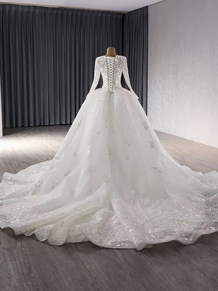 Abito da sposa elegante su misura per la sposa, gonna a maniche lunghe, di fascia alta, a coda lunga e gonfia