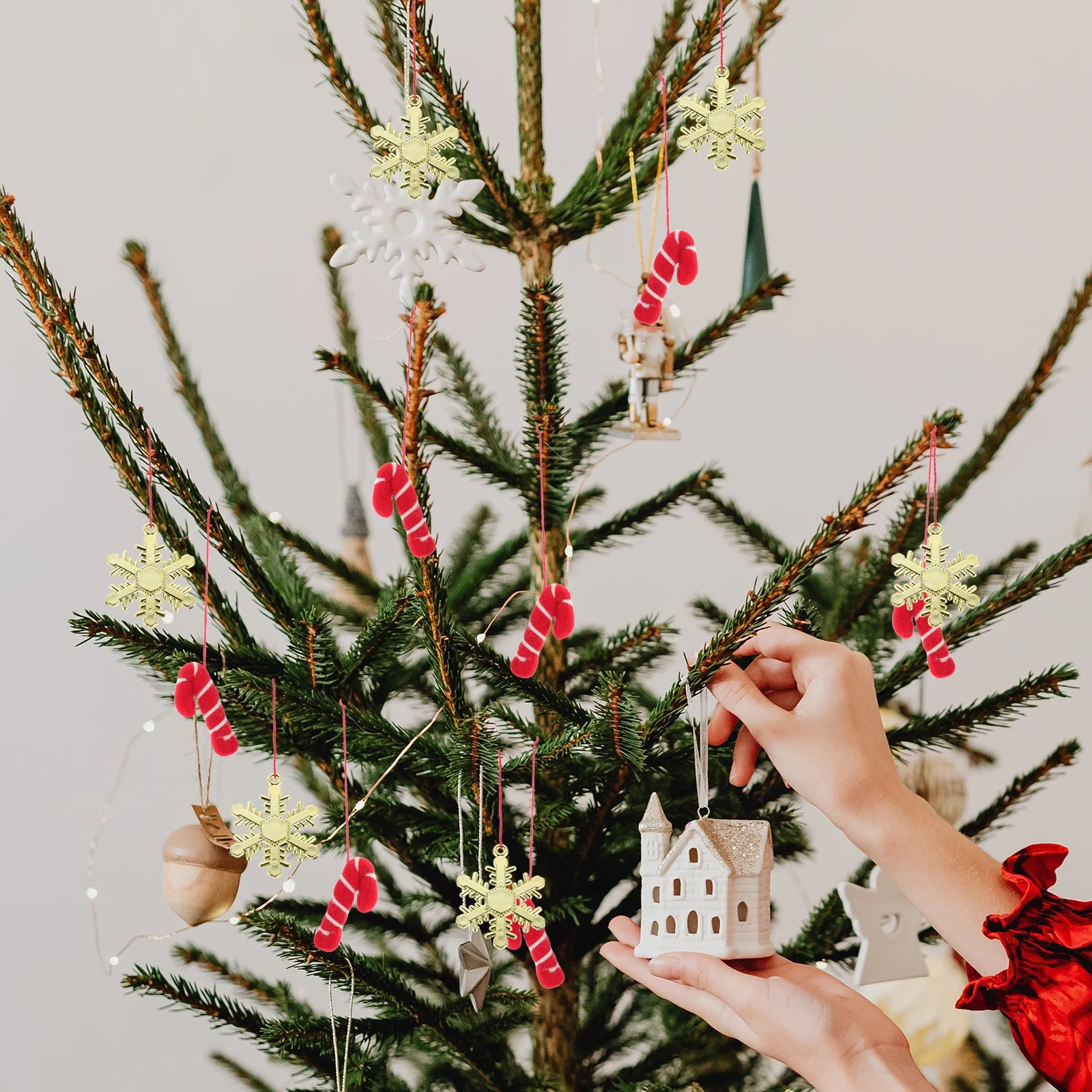 

60Pcs Christmas Snowflake Hanging Decorations Plastic 4cm Vivid Small Ornaments Xmas Tree Pendant Winter Party Supplies