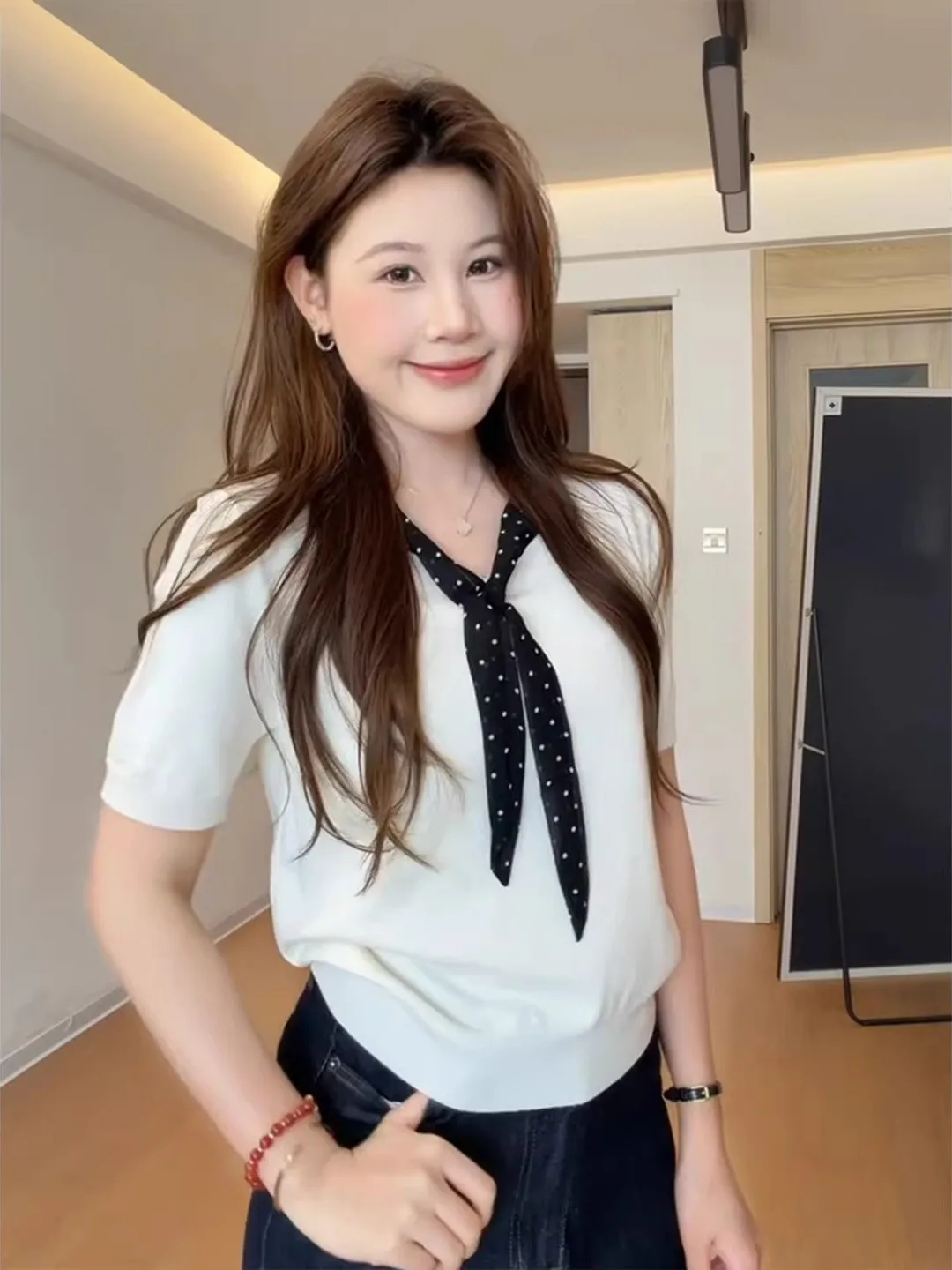 

White Polka Dot Sash V-Neck Short Sleeve T-Shirt Women's Summer Chic Ice Silk Shoulder Baring Top French Style Slim Fit Knitted