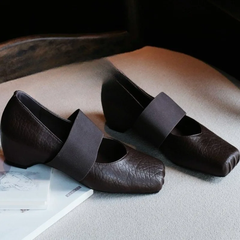 

Бренд-дизайнер 2024, весенние новые кожаные непромокаемые туфли с низким берцем, удобные туфли для прогулок на открытом воздухе с эластичной лентой, размеры 35-40