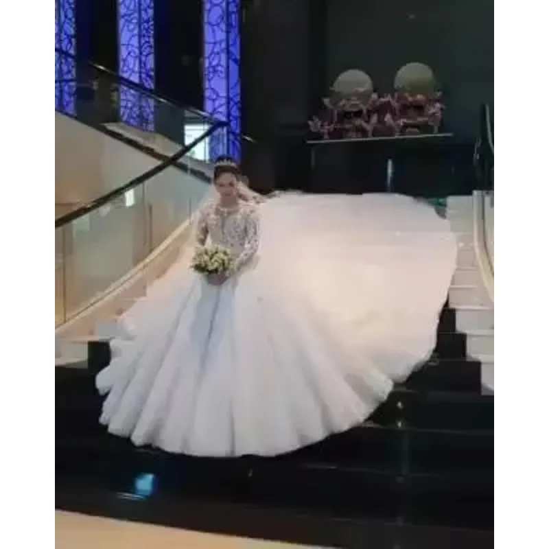 カスタマイズされた中国のオーダーメイドデザイン、お客様の写真に合わせてカスタマイズされた純白の花嫁のウェディングドレス2023