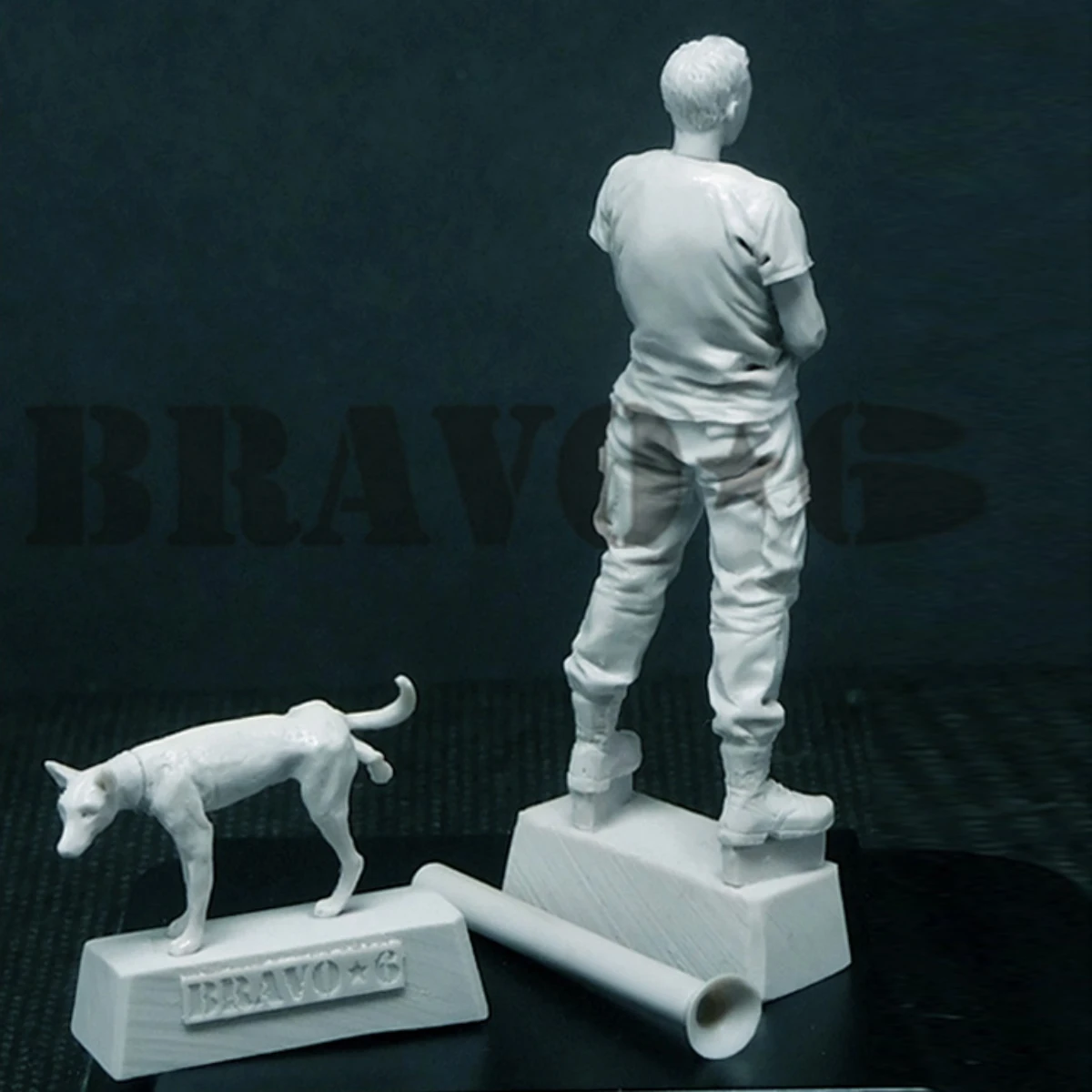 1/35 Resin Character Unpainted model Kit, military theme, (includes soldier and dog) unassembled and unpainted GK,