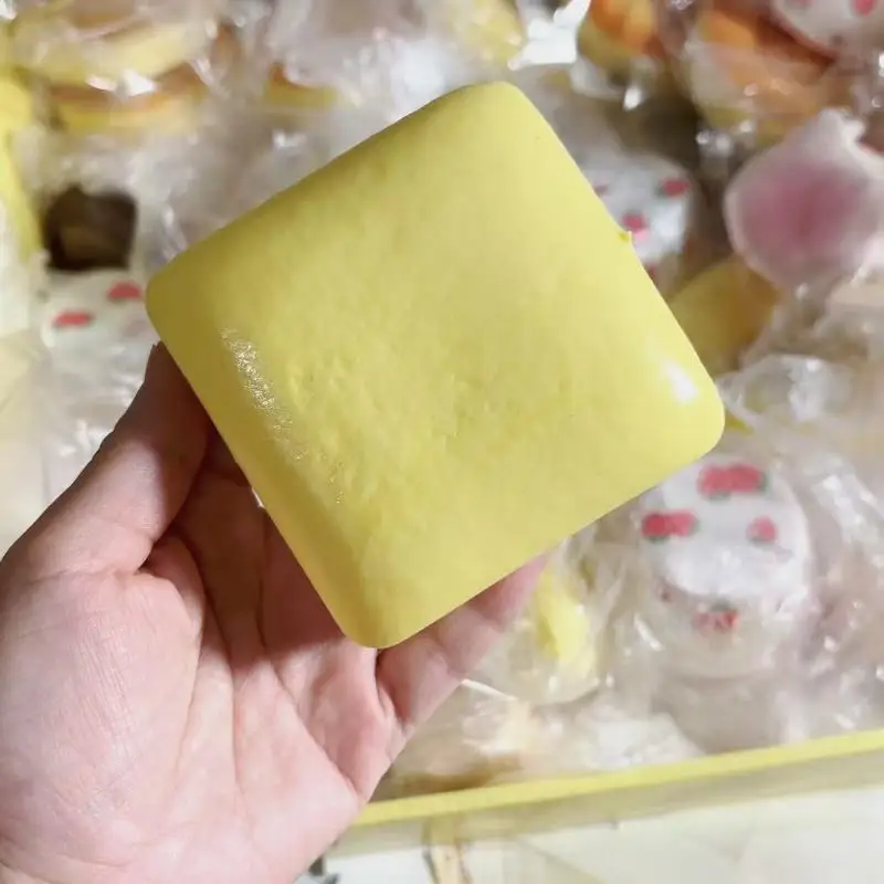 [JT] 1個 クリエイティブなシミュレーションスクエアケーキスクイーズトイ かわいいスローリバウンドストレス解消おもちゃ フィジェットトイ 大人子供向けギフト