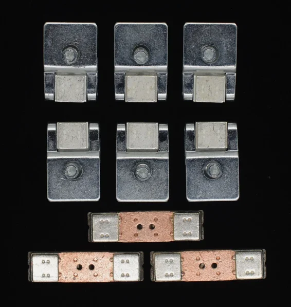 

Brand new orignial 3RT1966-6A Main Contact Kit For 3 Pole Contactor 3RT1066 3RT5066 Fast delivery