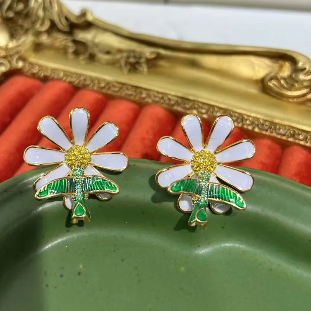 

European and American new small daisy hand-painted enamel bird diamond high-end earrings