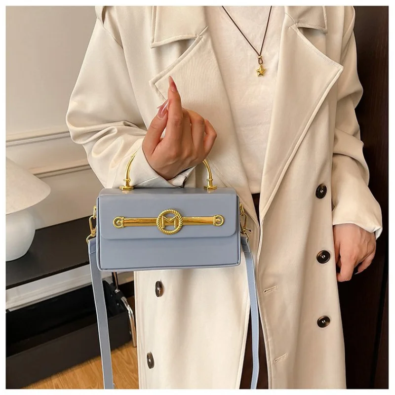 プレミアムレザー製のファッショナブルなレディースメッセンジャーバッグは、パリのカジュアルなヴィンテージシックな外観を誇ります。