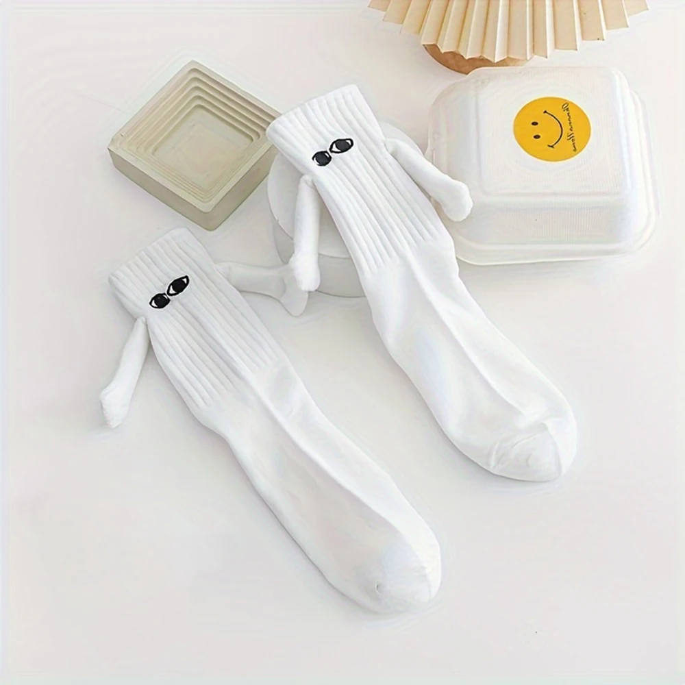 2/4/6/10 pares meias magnéticas com mãos mulheres homens moda preto branco engraçado bonito dos desenhos animados olhos casal meados tubo meias para presentes