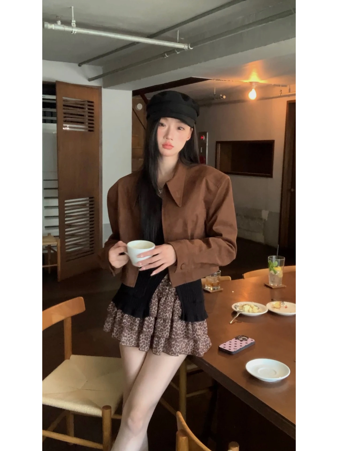 جاكيت نسائي قصير من جلد الغزال الأحمر بتصميم عصري للخريف، بلون القهوة، تصميم أنيق مستقيم للتنقل اليومي