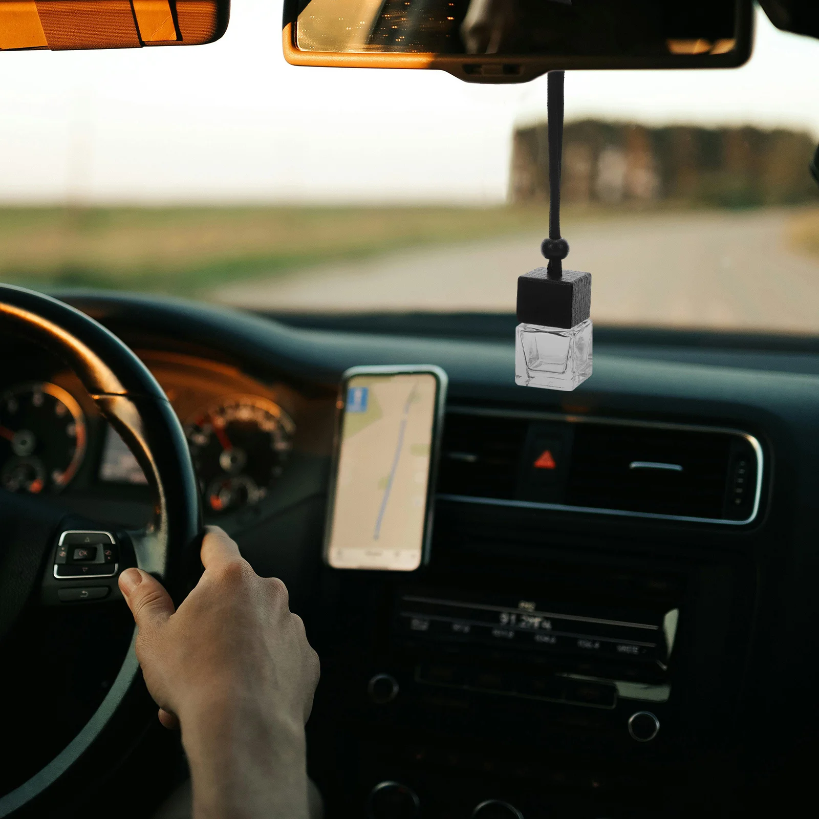 6 個の車のフレグランスボトル 8 ミリリットル詰め替え可能な吊り下げ香水ディフューザーコンパクト軽量デザイン車の香水ディフューザー