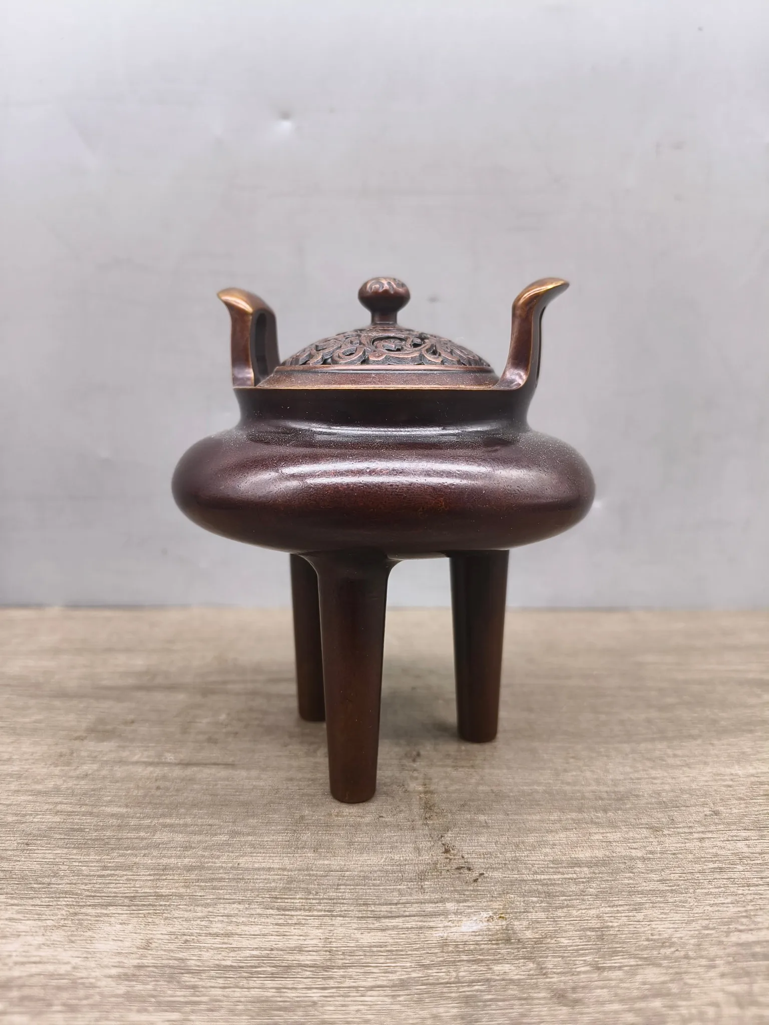 Bronze collection of household ornaments with ear-grazing Dan furnace