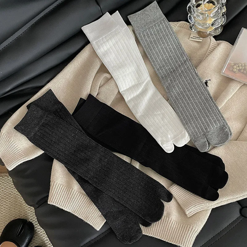 

4 Pairs Women's Japanese-Style Simple Solid-Color Toe-Separated Mid-Calf Socks Fall Winter Black White Thong Design Toe Socks