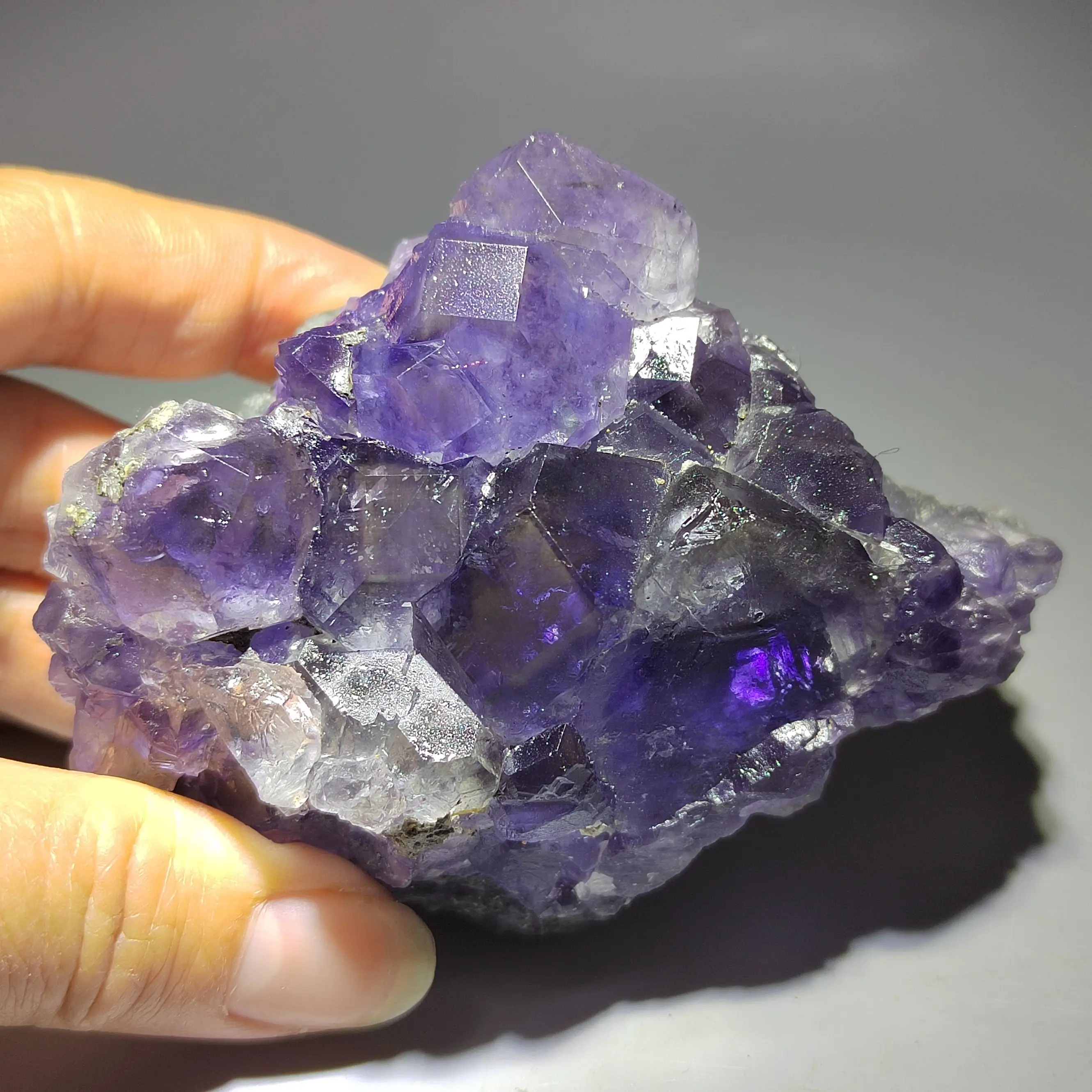 311gNatural rare purplish blue fluorite and quartz mineral specimens heal halo vein original stone for home decoration