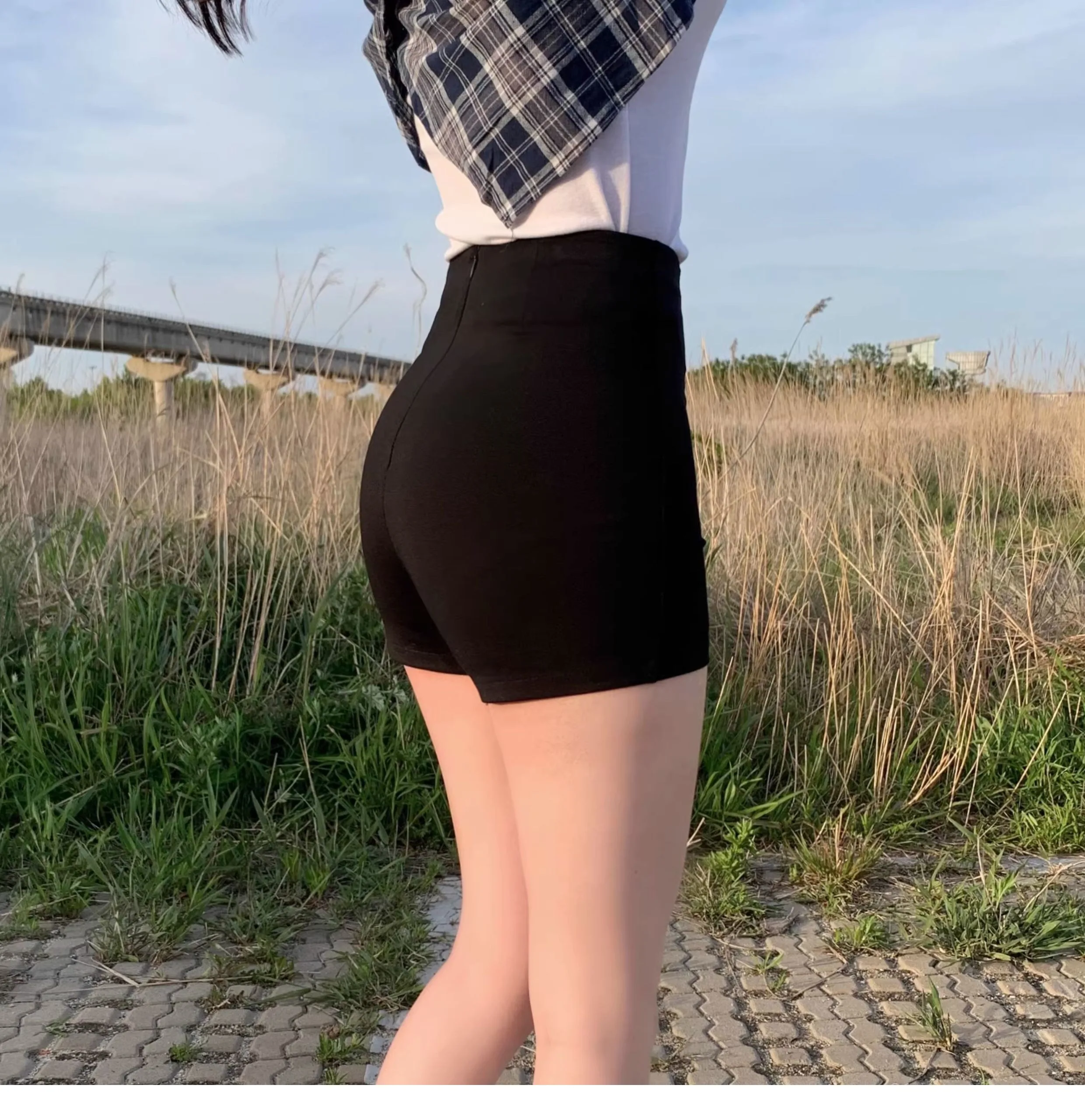 2026 Hochgeschnittene, schmal geschnittene schwarze elastische Shorts für Damen – vielseitige figurbetonte Straight-Leg 3-Punkte-Hotpants für Mädchengruppen – Detail 5